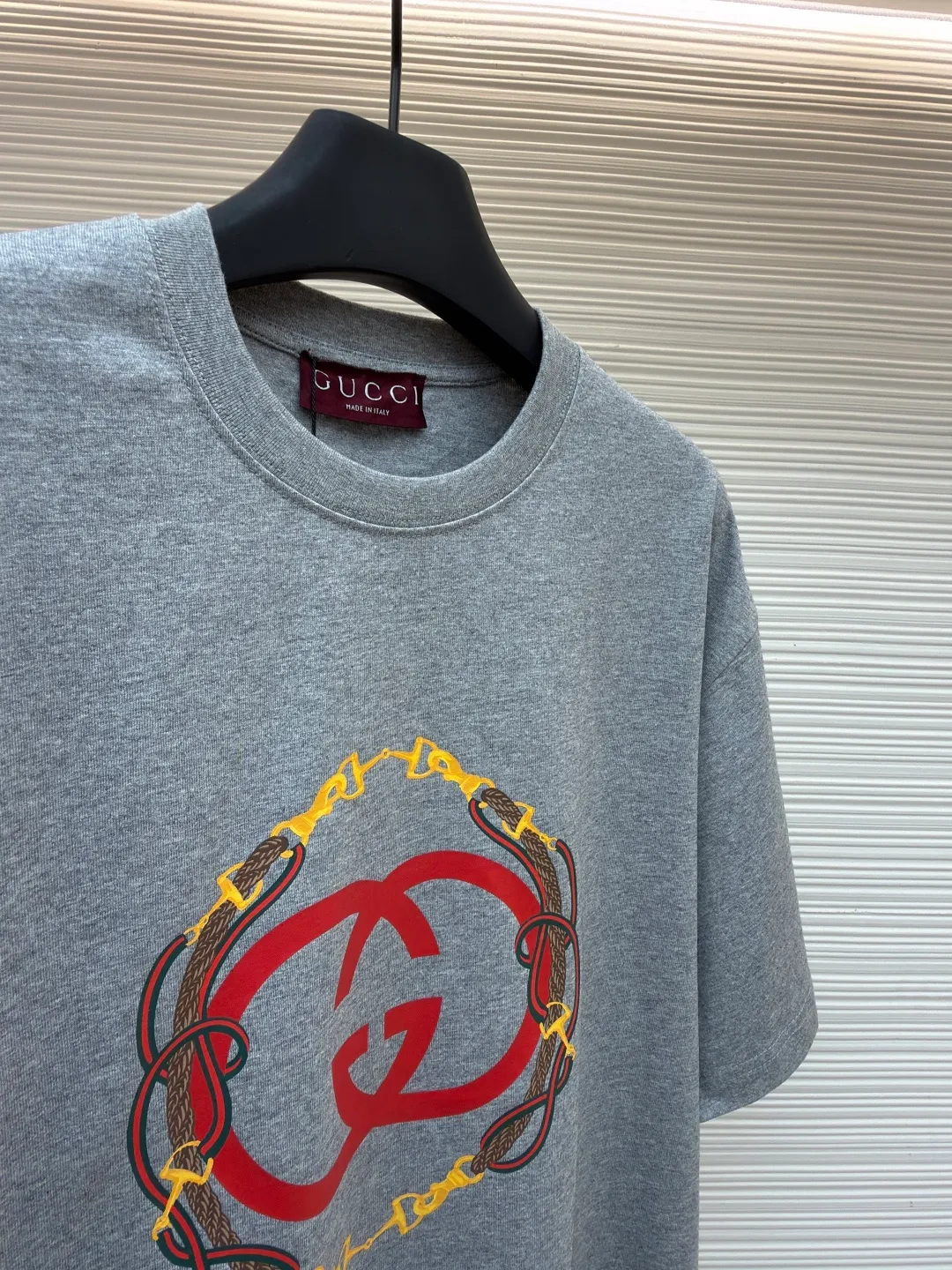 Gucci bridle webbing round neck short sleeves ●Original version: purchased and developed by 5270 ●Item number: 1682231-A00 ●Fabric: fine velvet knitted cotton fabric ●Technology: glue printing ●Color: gray ●Version: fitted version ●Weight: about 280 grams ●Size: XS-S-M-L ●Description: 5S special woven compact fine velvet knitted cotton, weight 230g/㎡; paired with 32S high count and weight 1x1 rib, weight 340g/㎡. Ribbing is used on the collar to ensure excellent elastic recovery and deformation resistance of the collar. The fabric adopts compact spinning technology in the spinning process, which significantly reduces yarn hairiness, making the fabric structure denser, the surface smoother, and the pilling resistance better; fine velvet knitted fabric means that the fabric has been lightly sanded or raised. It feels close to ultra-fine suede; it has a soft and waxy skin-friendly feel. The weight of 230g is medium to heavy, which gives the T-shirt good stiffness and drape, ensuring the texture of the garment and the silhouette that is not prone to collapse. The pattern adopts environmentally friendly elastic glue printing technology. The special environmentally friendly water-based elastic slurry is transferred to the surface of the fabric through a fine silk screen, and then baked and solidified at high temperature. Its elastic properties ensure that the printed pattern can stretch with the fabric without cracking, and has excellent durability; the printed area presents a semi-matte uniform coating effect with high color saturation. It feels soft to the touch and has no obvious film lumps, maintaining the original breathability and comfort of the fabric. The overall wiring is straight and delicate, the fabric is comfortable and soft, and the color is consistent without color difference. It can be matched with the same style to create a fashionable look and control various occasions. Customized accessories, complete with three standards, same style for men and women!