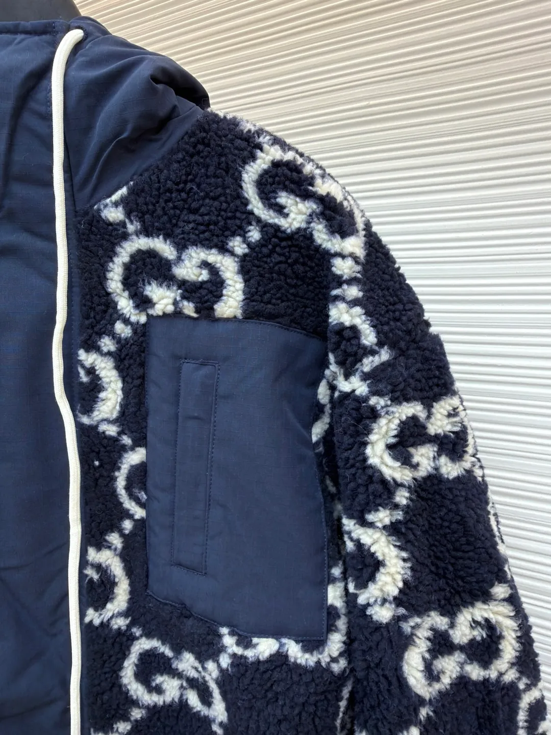 Gucci presbyopia sherpa jacket ●Original version: 31000 purchase and development ●Item number: 1681598-B70 ●Fabric: Lamb jacquard fabric ●Technology: jacquard production ●Color: blue and white color matching ●Version: fitted version ●Weight: about 1165 grams ●Size: S-M-L-XL ●Description: The body is made of 460 grams of custom lamb jacquard fabric, and the blue splicing is made of 320 grams of waterproof nylon with 1200-wash cotton on the inside. The sleeves are matched with pure cotton mesh bag cloth, which makes the upper body very comfortable. The hat and access control are made of machines imported from Germany. The edges of the wheat clips are neat and consistent. The threads are made of pure cotton mercerized, and the yarn is dyed and woven. The pure cotton mercerized hat rope is paired with an electroplated milk white hanging clock. The hanging clock has the brand logo. The chest pocket adopts alloy spliced ​​rubber tooth track zipper. The door control four-in-one buttons are made of aged brass electroplating and each one has the brand logo. The cap buckle is made of alloy plating and the logo is laser engraved. A very heavy-duty piece of clothing that tests the factory's workmanship and details. In the winter, everyone has one on hand. The overall wiring is straight and delicate, the fabric is comfortable and soft, and the color is consistent without color difference. It can be matched with the same style to create a fashionable look and control various occasions. Customized accessories, complete with three standards, same style for men and women!