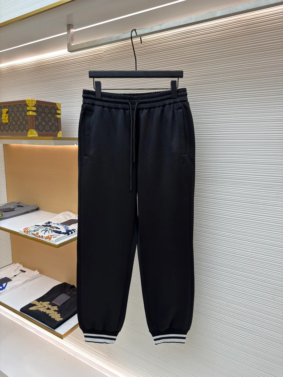 Gucci jersey trousers ●Original version: Purchased and developed for 12600 ●Item number: 1681709-B05 ●Fabric: jersey fabric ●Technology: embossed production ●Color: black ●Version: fitted version ●Weight: about 709 grams ●Size: S-M-L-XL ●Description: These casual sports pants are designed with a loose fit, comfortable to wear and full of fashion. The fabric is made of high-quality cotton blend, which has a soft and delicate feel, good breathability and skin-friendliness. Ready-to-wear garments are made using precision cutting techniques to ensure the overall shape is three-dimensional and crisp. The pants body is designed with multiple functional pockets, which not only increases practicality, but also enhances the overall three-dimensional feel. The unique ribbed cuff design on the trouser legs not only adds a sporty feel, but also adds a sense of fashion to the overall look. The drawstring design at the waist not only makes it easy to adjust the tightness, but also improves wearing comfort. The overall wiring is neat and the stitching is fine and firm, showing superb craftsmanship. Whether it is daily wear or outdoor activities, it can be easily controlled, perfectly interpreting the brand's luxury and functionality. The overall wiring is straight and delicate, the fabric is comfortable and soft, and the color is consistent without color difference. It can be matched with the same style to create a fashionable look and control various occasions. Customized accessories, complete with three standards, same style for men and women!