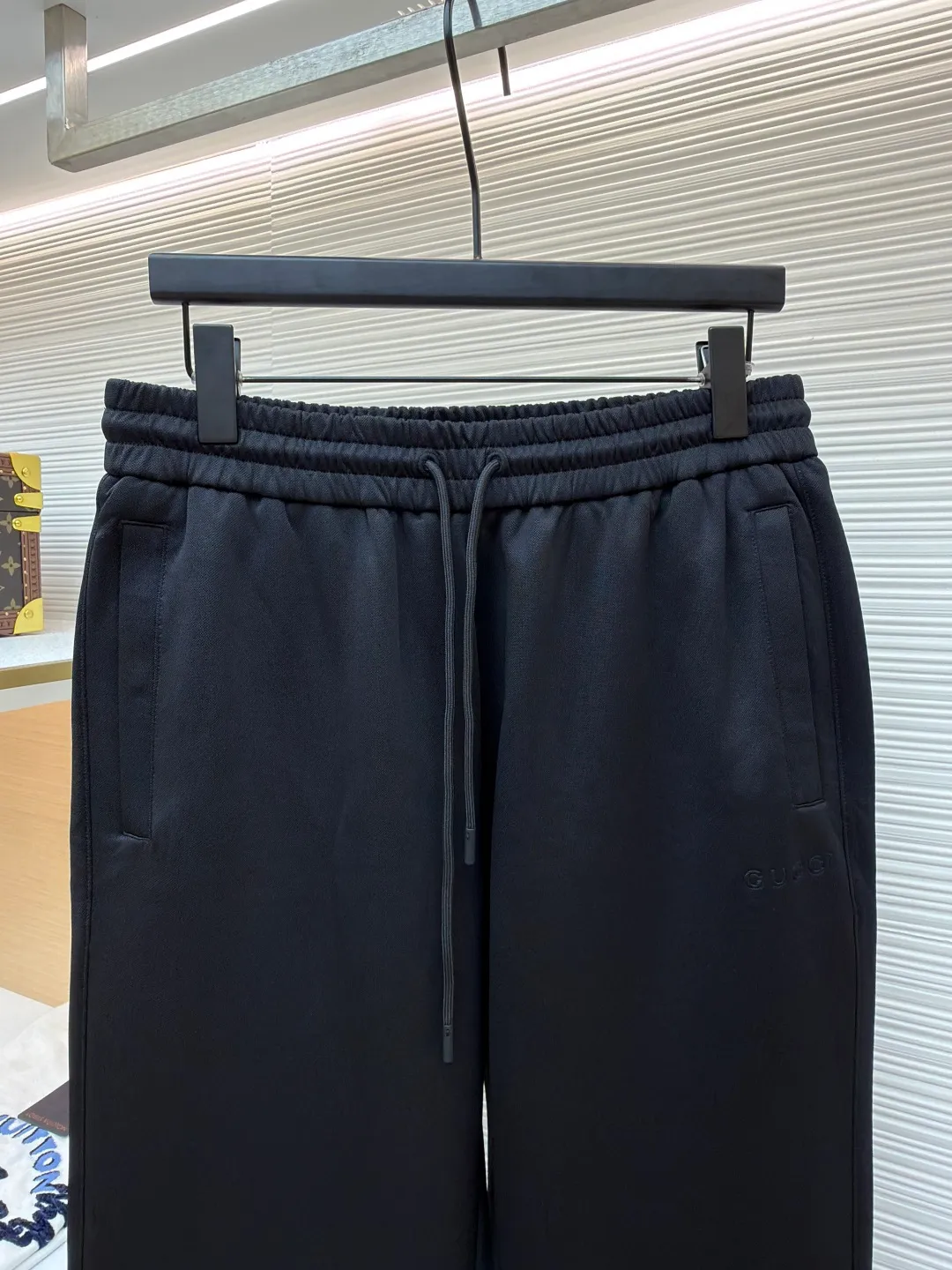 Gucci jersey trousers ●Original version: Purchased and developed for 12600 ●Item number: 1681709-B05 ●Fabric: jersey fabric ●Technology: embossed production ●Color: black ●Version: fitted version ●Weight: about 709 grams ●Size: S-M-L-XL ●Description: These casual sports pants are designed with a loose fit, comfortable to wear and full of fashion. The fabric is made of high-quality cotton blend, which has a soft and delicate feel, good breathability and skin-friendliness. Ready-to-wear garments are made using precision cutting techniques to ensure the overall shape is three-dimensional and crisp. The pants body is designed with multiple functional pockets, which not only increases practicality, but also enhances the overall three-dimensional feel. The unique ribbed cuff design on the trouser legs not only adds a sporty feel, but also adds a sense of fashion to the overall look. The drawstring design at the waist not only makes it easy to adjust the tightness, but also improves wearing comfort. The overall wiring is neat and the stitching is fine and firm, showing superb craftsmanship. Whether it is daily wear or outdoor activities, it can be easily controlled, perfectly interpreting the brand's luxury and functionality. The overall wiring is straight and delicate, the fabric is comfortable and soft, and the color is consistent without color difference. It can be matched with the same style to create a fashionable look and control various occasions. Customized accessories, complete with three standards, same style for men and women!