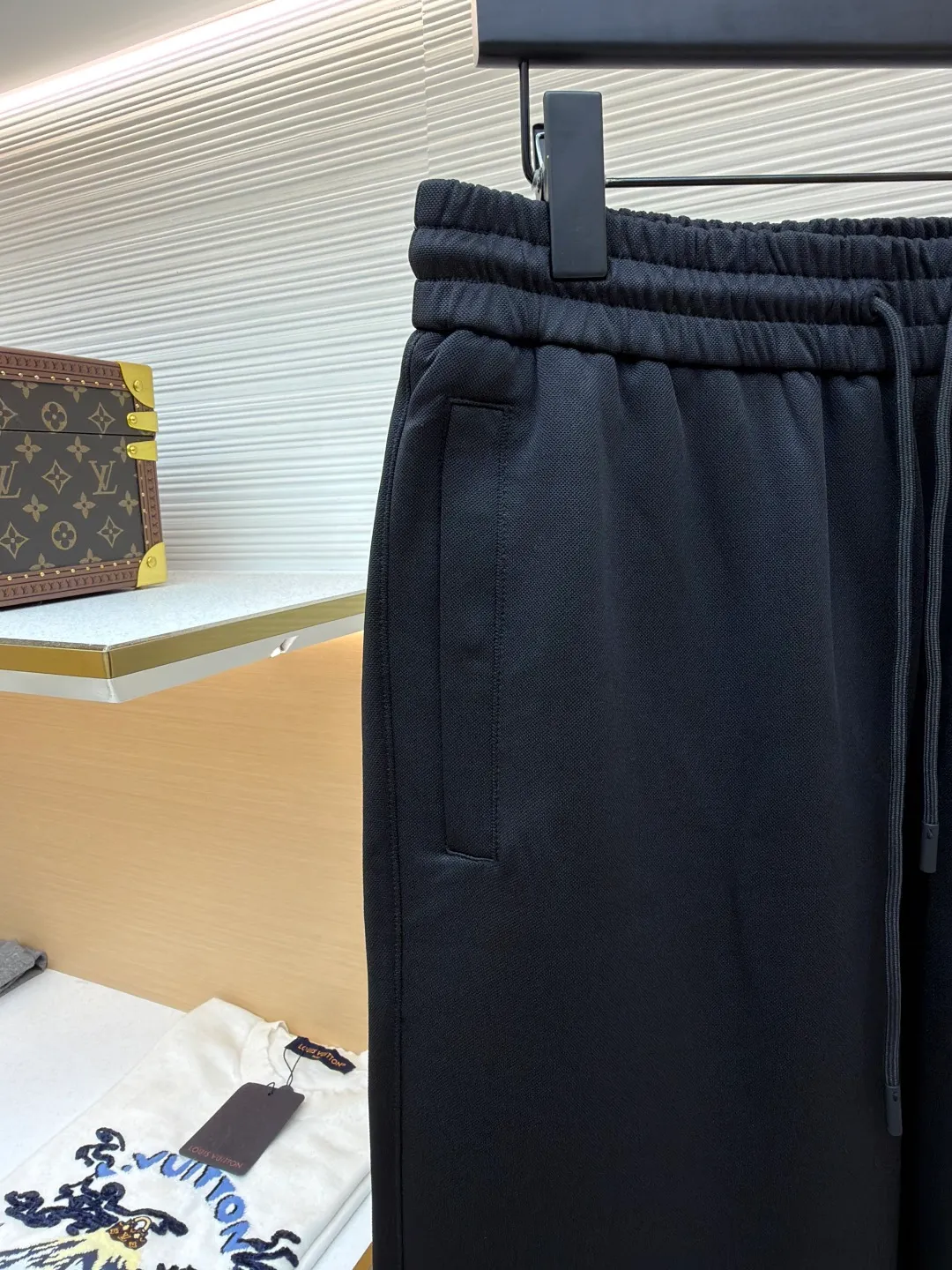 Gucci jersey trousers ●Original version: Purchased and developed for 12600 ●Item number: 1681709-B05 ●Fabric: jersey fabric ●Technology: embossed production ●Color: black ●Version: fitted version ●Weight: about 709 grams ●Size: S-M-L-XL ●Description: These casual sports pants are designed with a loose fit, comfortable to wear and full of fashion. The fabric is made of high-quality cotton blend, which has a soft and delicate feel, good breathability and skin-friendliness. Ready-to-wear garments are made using precision cutting techniques to ensure the overall shape is three-dimensional and crisp. The pants body is designed with multiple functional pockets, which not only increases practicality, but also enhances the overall three-dimensional feel. The unique ribbed cuff design on the trouser legs not only adds a sporty feel, but also adds a sense of fashion to the overall look. The drawstring design at the waist not only makes it easy to adjust the tightness, but also improves wearing comfort. The overall wiring is neat and the stitching is fine and firm, showing superb craftsmanship. Whether it is daily wear or outdoor activities, it can be easily controlled, perfectly interpreting the brand's luxury and functionality. The overall wiring is straight and delicate, the fabric is comfortable and soft, and the color is consistent without color difference. It can be matched with the same style to create a fashionable look and control various occasions. Customized accessories, complete with three standards, same style for men and women!