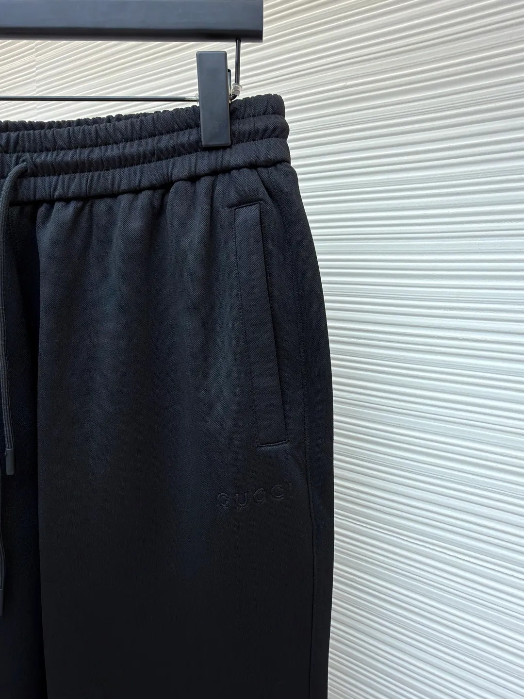 Gucci jersey trousers ●Original version: Purchased and developed for 12600 ●Item number: 1681709-B05 ●Fabric: jersey fabric ●Technology: embossed production ●Color: black ●Version: fitted version ●Weight: about 709 grams ●Size: S-M-L-XL ●Description: These casual sports pants are designed with a loose fit, comfortable to wear and full of fashion. The fabric is made of high-quality cotton blend, which has a soft and delicate feel, good breathability and skin-friendliness. Ready-to-wear garments are made using precision cutting techniques to ensure the overall shape is three-dimensional and crisp. The pants body is designed with multiple functional pockets, which not only increases practicality, but also enhances the overall three-dimensional feel. The unique ribbed cuff design on the trouser legs not only adds a sporty feel, but also adds a sense of fashion to the overall look. The drawstring design at the waist not only makes it easy to adjust the tightness, but also improves wearing comfort. The overall wiring is neat and the stitching is fine and firm, showing superb craftsmanship. Whether it is daily wear or outdoor activities, it can be easily controlled, perfectly interpreting the brand's luxury and functionality. The overall wiring is straight and delicate, the fabric is comfortable and soft, and the color is consistent without color difference. It can be matched with the same style to create a fashionable look and control various occasions. Customized accessories, complete with three standards, same style for men and women!