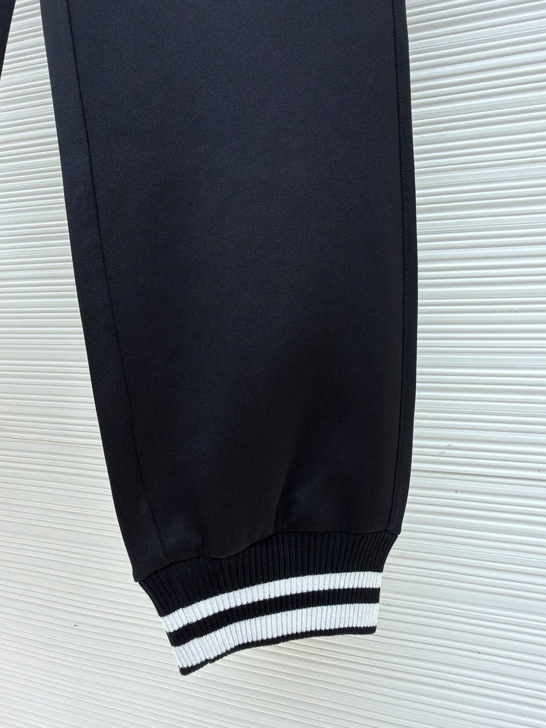 Gucci jersey trousers ●Original version: Purchased and developed for 12600 ●Item number: 1681709-B05 ●Fabric: jersey fabric ●Technology: embossed production ●Color: black ●Version: fitted version ●Weight: about 709 grams ●Size: S-M-L-XL ●Description: These casual sports pants are designed with a loose fit, comfortable to wear and full of fashion. The fabric is made of high-quality cotton blend, which has a soft and delicate feel, good breathability and skin-friendliness. Ready-to-wear garments are made using precision cutting techniques to ensure the overall shape is three-dimensional and crisp. The pants body is designed with multiple functional pockets, which not only increases practicality, but also enhances the overall three-dimensional feel. The unique ribbed cuff design on the trouser legs not only adds a sporty feel, but also adds a sense of fashion to the overall look. The drawstring design at the waist not only makes it easy to adjust the tightness, but also improves wearing comfort. The overall wiring is neat and the stitching is fine and firm, showing superb craftsmanship. Whether it is daily wear or outdoor activities, it can be easily controlled, perfectly interpreting the brand's luxury and functionality. The overall wiring is straight and delicate, the fabric is comfortable and soft, and the color is consistent without color difference. It can be matched with the same style to create a fashionable look and control various occasions. Customized accessories, complete with three standards, same style for men and women!