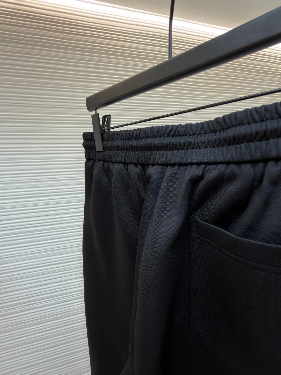 Gucci jersey trousers ●Original version: Purchased and developed for 12600 ●Item number: 1681709-B05 ●Fabric: jersey fabric ●Technology: embossed production ●Color: black ●Version: fitted version ●Weight: about 709 grams ●Size: S-M-L-XL ●Description: These casual sports pants are designed with a loose fit, comfortable to wear and full of fashion. The fabric is made of high-quality cotton blend, which has a soft and delicate feel, good breathability and skin-friendliness. Ready-to-wear garments are made using precision cutting techniques to ensure the overall shape is three-dimensional and crisp. The pants body is designed with multiple functional pockets, which not only increases practicality, but also enhances the overall three-dimensional feel. The unique ribbed cuff design on the trouser legs not only adds a sporty feel, but also adds a sense of fashion to the overall look. The drawstring design at the waist not only makes it easy to adjust the tightness, but also improves wearing comfort. The overall wiring is neat and the stitching is fine and firm, showing superb craftsmanship. Whether it is daily wear or outdoor activities, it can be easily controlled, perfectly interpreting the brand's luxury and functionality. The overall wiring is straight and delicate, the fabric is comfortable and soft, and the color is consistent without color difference. It can be matched with the same style to create a fashionable look and control various occasions. Customized accessories, complete with three standards, same style for men and women!