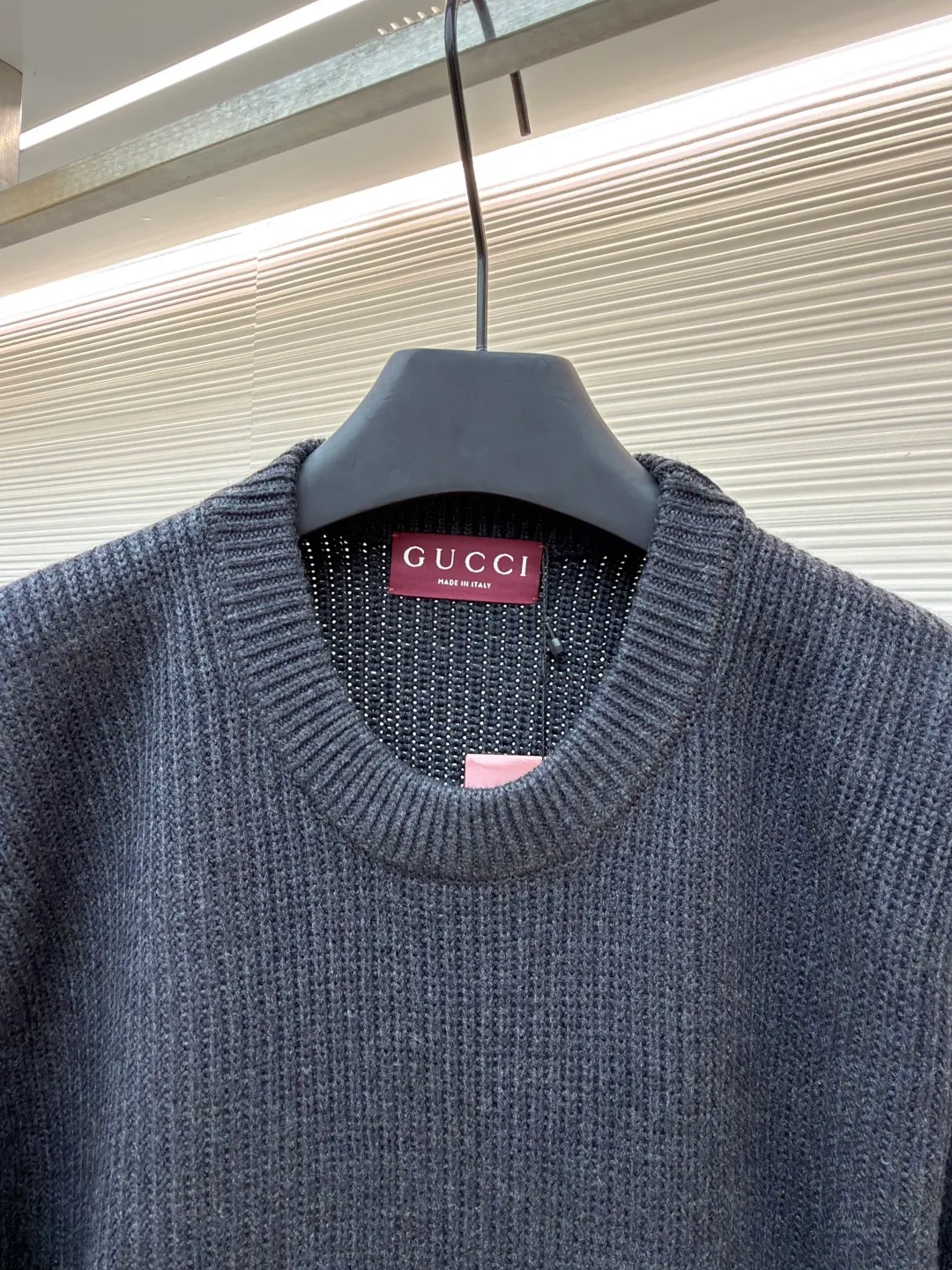 Gucci wool blend rib knitted sweater ●Original version: purchased and developed by 7592 ●Item number: 1681555-A65 ●Fabric: wool blended fabric ●Technology: Knitted production ●Color: gray ●Version: Loose fit ●Weight: about 925 grams ●Size: S-M-L-XL ●Description: Made of wool and cashmere blend. Wool offers great structure, warmth and durability, while cashmere is known for its unparalleled softness and lightness. The combination of the two achieves a perfect balance between comfort and quality. The rib knitting method gives the sweater good elasticity and vertical texture, which not only makes it slim and easy to move, but also makes the item look neater and layered. Dark gray and black yarns are blended to create a deep, advanced and detailed variegated effect. Through the high needle count and fine gauge loom, combined with the orderly direction of the internal yarn, the floating yarn is cleverly woven and stored, with almost no unnecessary thread mess. The color switching of each pattern letter is synchronized with the knitting needle in milliseconds, forming an exquisite letter LOGO jacquard decoration on the chest. The black and gray combination is low-key but not recognizable. The overall wiring is straight and delicate, the fabric is comfortable and soft, and the color is consistent without color difference. It can be matched with the same style to create a fashionable look and control various occasions. Customized accessories, complete with three standards, same style for men and women!