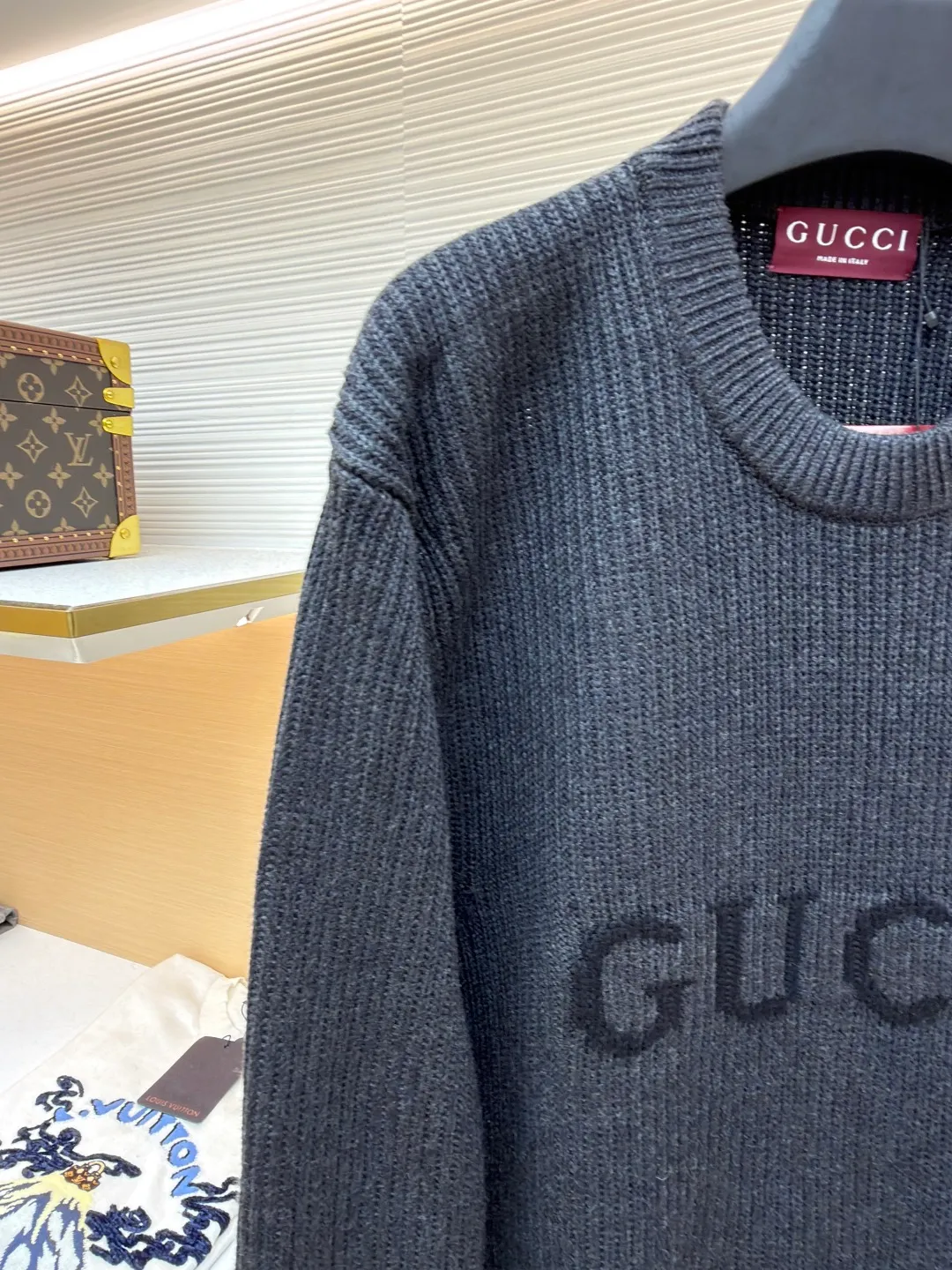 Gucci wool blend rib knitted sweater ●Original version: purchased and developed by 7592 ●Item number: 1681555-A65 ●Fabric: wool blended fabric ●Technology: Knitted production ●Color: gray ●Version: Loose fit ●Weight: about 925 grams ●Size: S-M-L-XL ●Description: Made of wool and cashmere blend. Wool offers great structure, warmth and durability, while cashmere is known for its unparalleled softness and lightness. The combination of the two achieves a perfect balance between comfort and quality. The rib knitting method gives the sweater good elasticity and vertical texture, which not only makes it slim and easy to move, but also makes the item look neater and layered. Dark gray and black yarns are blended to create a deep, advanced and detailed variegated effect. Through the high needle count and fine gauge loom, combined with the orderly direction of the internal yarn, the floating yarn is cleverly woven and stored, with almost no unnecessary thread mess. The color switching of each pattern letter is synchronized with the knitting needle in milliseconds, forming an exquisite letter LOGO jacquard decoration on the chest. The black and gray combination is low-key but not recognizable. The overall wiring is straight and delicate, the fabric is comfortable and soft, and the color is consistent without color difference. It can be matched with the same style to create a fashionable look and control various occasions. Customized accessories, complete with three standards, same style for men and women!