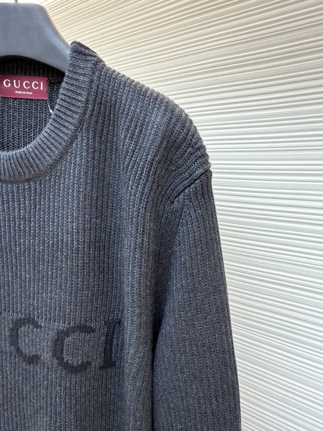 Gucci wool blend rib knitted sweater ●Original version: purchased and developed by 7592 ●Item number: 1681555-A65 ●Fabric: wool blended fabric ●Technology: Knitted production ●Color: gray ●Version: Loose fit ●Weight: about 925 grams ●Size: S-M-L-XL ●Description: Made of wool and cashmere blend. Wool offers great structure, warmth and durability, while cashmere is known for its unparalleled softness and lightness. The combination of the two achieves a perfect balance between comfort and quality. The rib knitting method gives the sweater good elasticity and vertical texture, which not only makes it slim and easy to move, but also makes the item look neater and layered. Dark gray and black yarns are blended to create a deep, advanced and detailed variegated effect. Through the high needle count and fine gauge loom, combined with the orderly direction of the internal yarn, the floating yarn is cleverly woven and stored, with almost no unnecessary thread mess. The color switching of each pattern letter is synchronized with the knitting needle in milliseconds, forming an exquisite letter LOGO jacquard decoration on the chest. The black and gray combination is low-key but not recognizable. The overall wiring is straight and delicate, the fabric is comfortable and soft, and the color is consistent without color difference. It can be matched with the same style to create a fashionable look and control various occasions. Customized accessories, complete with three standards, same style for men and women!
