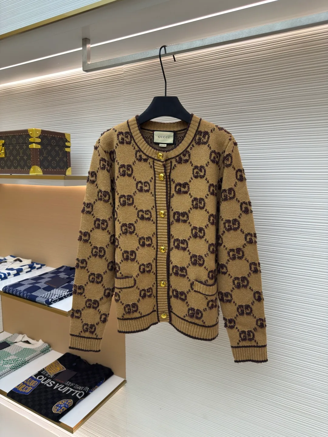 Gucci Looped G Letter Cardigan [Women's Clothing] ●Authentic product: Purchased and developed for 15700 ●Item number: 1680067-B70 ●Fabric: wool fabric ●Technology: knitting ●Version: loose fit ●Weight: about 745 grams ●Size: S-M-L ●Description: We use high-end 50% high-end wool with higher cost. We refer to the original version for 1:1 coloring and dyeing of the yarn. The color similarity is as high as 95%. The difference between worsted wool and wool lies in the sensory effect. , half of the wool has a rich and smooth suede, feels warm to the touch, has no creases after folding, the wool body is soft and has strong resilience, making it one of the must-have wool materials for high-end goods; the loom we use is a 7-needle machine imported from Germany for weaving. Referring to the original version, we conduct a 1:1 test pattern. The thickness, height and twist count of the pattern are all exactly the same as the original version. Each set of patterns adopts the dynamic density of the imported machine. Through control, each set of patterns has a corresponding density. The overall pattern effect is compared with the original version, and the effect is full. It will not be like those ordinary computerized flat knitting machines. In order to rush the goods, the speed is turned to the limit. The stitches of the knitted garments are different in size, lettering, and pattern patterns. For our entire garment, the texture of the garment parts is cleaned, no lettering is used, and there will be no pattern patches, which greatly ensures the texture and clear texture of the garment parts. The overall wiring is straight and delicate, the fabric is comfortable and soft, and the color is consistent without color difference. It can be matched with the same style to create a fashionable look and control various occasions. Customized accessories, complete with three standards, same style for men and women!