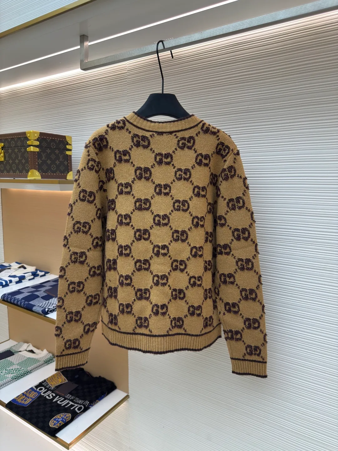 Gucci Looped G Letter Cardigan [Women's Clothing] ●Authentic product: Purchased and developed for 15700 ●Item number: 1680067-B70 ●Fabric: wool fabric ●Technology: knitting ●Version: loose fit ●Weight: about 745 grams ●Size: S-M-L ●Description: We use high-end 50% high-end wool with higher cost. We refer to the original version for 1:1 coloring and dyeing of the yarn. The color similarity is as high as 95%. The difference between worsted wool and wool lies in the sensory effect. , half of the wool has a rich and smooth suede, feels warm to the touch, has no creases after folding, the wool body is soft and has strong resilience, making it one of the must-have wool materials for high-end goods; the loom we use is a 7-needle machine imported from Germany for weaving. Referring to the original version, we conduct a 1:1 test pattern. The thickness, height and twist count of the pattern are all exactly the same as the original version. Each set of patterns adopts the dynamic density of the imported machine. Through control, each set of patterns has a corresponding density. The overall pattern effect is compared with the original version, and the effect is full. It will not be like those ordinary computerized flat knitting machines. In order to rush the goods, the speed is turned to the limit. The stitches of the knitted garments are different in size, lettering, and pattern patterns. For our entire garment, the texture of the garment parts is cleaned, no lettering is used, and there will be no pattern patches, which greatly ensures the texture and clear texture of the garment parts. The overall wiring is straight and delicate, the fabric is comfortable and soft, and the color is consistent without color difference. It can be matched with the same style to create a fashionable look and control various occasions. Customized accessories, complete with three standards, same style for men and women!