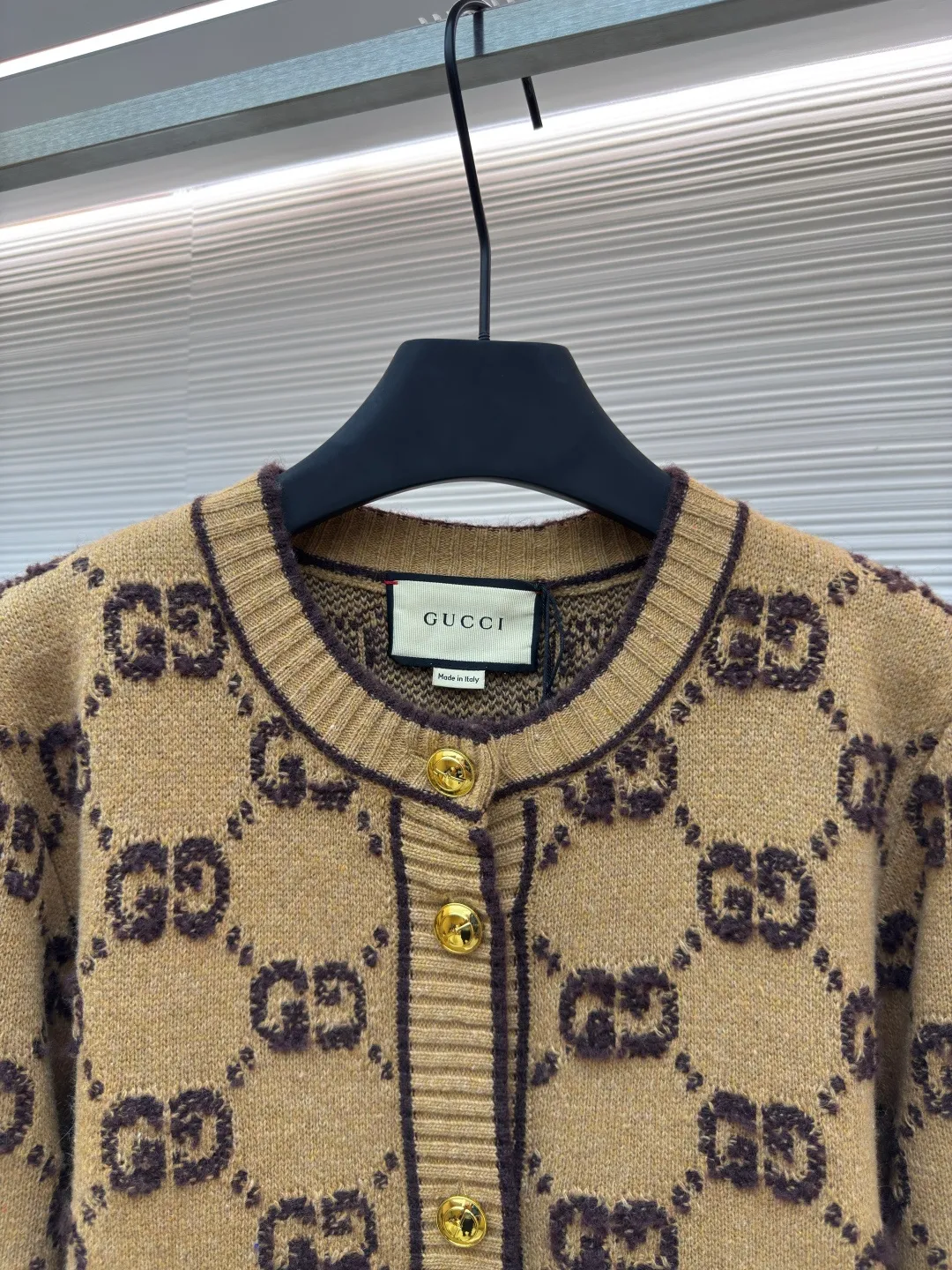 Gucci Looped G Letter Cardigan [Women's Clothing] ●Authentic product: Purchased and developed for 15700 ●Item number: 1680067-B70 ●Fabric: wool fabric ●Technology: knitting ●Version: loose fit ●Weight: about 745 grams ●Size: S-M-L ●Description: We use high-end 50% high-end wool with higher cost. We refer to the original version for 1:1 coloring and dyeing of the yarn. The color similarity is as high as 95%. The difference between worsted wool and wool lies in the sensory effect. , half of the wool has a rich and smooth suede, feels warm to the touch, has no creases after folding, the wool body is soft and has strong resilience, making it one of the must-have wool materials for high-end goods; the loom we use is a 7-needle machine imported from Germany for weaving. Referring to the original version, we conduct a 1:1 test pattern. The thickness, height and twist count of the pattern are all exactly the same as the original version. Each set of patterns adopts the dynamic density of the imported machine. Through control, each set of patterns has a corresponding density. The overall pattern effect is compared with the original version, and the effect is full. It will not be like those ordinary computerized flat knitting machines. In order to rush the goods, the speed is turned to the limit. The stitches of the knitted garments are different in size, lettering, and pattern patterns. For our entire garment, the texture of the garment parts is cleaned, no lettering is used, and there will be no pattern patches, which greatly ensures the texture and clear texture of the garment parts. The overall wiring is straight and delicate, the fabric is comfortable and soft, and the color is consistent without color difference. It can be matched with the same style to create a fashionable look and control various occasions. Customized accessories, complete with three standards, same style for men and women!