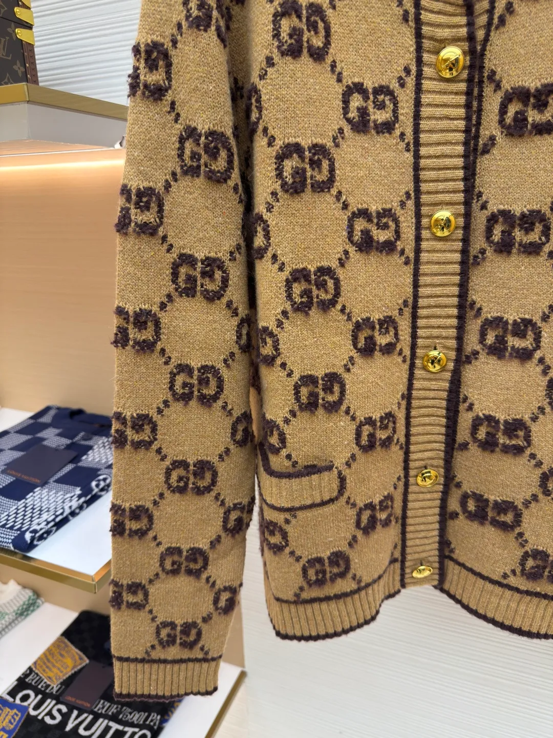 Gucci Looped G Letter Cardigan [Women's Clothing] ●Authentic product: Purchased and developed for 15700 ●Item number: 1680067-B70 ●Fabric: wool fabric ●Technology: knitting ●Version: loose fit ●Weight: about 745 grams ●Size: S-M-L ●Description: We use high-end 50% high-end wool with higher cost. We refer to the original version for 1:1 coloring and dyeing of the yarn. The color similarity is as high as 95%. The difference between worsted wool and wool lies in the sensory effect. , half of the wool has a rich and smooth suede, feels warm to the touch, has no creases after folding, the wool body is soft and has strong resilience, making it one of the must-have wool materials for high-end goods; the loom we use is a 7-needle machine imported from Germany for weaving. Referring to the original version, we conduct a 1:1 test pattern. The thickness, height and twist count of the pattern are all exactly the same as the original version. Each set of patterns adopts the dynamic density of the imported machine. Through control, each set of patterns has a corresponding density. The overall pattern effect is compared with the original version, and the effect is full. It will not be like those ordinary computerized flat knitting machines. In order to rush the goods, the speed is turned to the limit. The stitches of the knitted garments are different in size, lettering, and pattern patterns. For our entire garment, the texture of the garment parts is cleaned, no lettering is used, and there will be no pattern patches, which greatly ensures the texture and clear texture of the garment parts. The overall wiring is straight and delicate, the fabric is comfortable and soft, and the color is consistent without color difference. It can be matched with the same style to create a fashionable look and control various occasions. Customized accessories, complete with three standards, same style for men and women!