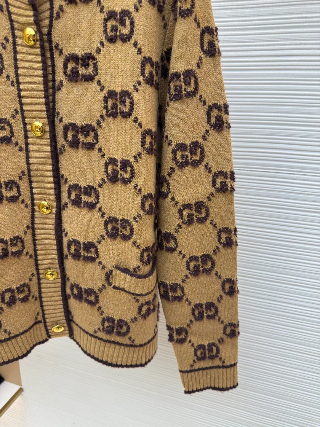 Gucci Looped G Letter Cardigan [Women's Clothing] ●Authentic product: Purchased and developed for 15700 ●Item number: 1680067-B70 ●Fabric: wool fabric ●Technology: knitting ●Version: loose fit ●Weight: about 745 grams ●Size: S-M-L ●Description: We use high-end 50% high-end wool with higher cost. We refer to the original version for 1:1 coloring and dyeing of the yarn. The color similarity is as high as 95%. The difference between worsted wool and wool lies in the sensory effect. , half of the wool has a rich and smooth suede, feels warm to the touch, has no creases after folding, the wool body is soft and has strong resilience, making it one of the must-have wool materials for high-end goods; the loom we use is a 7-needle machine imported from Germany for weaving. Referring to the original version, we conduct a 1:1 test pattern. The thickness, height and twist count of the pattern are all exactly the same as the original version. Each set of patterns adopts the dynamic density of the imported machine. Through control, each set of patterns has a corresponding density. The overall pattern effect is compared with the original version, and the effect is full. It will not be like those ordinary computerized flat knitting machines. In order to rush the goods, the speed is turned to the limit. The stitches of the knitted garments are different in size, lettering, and pattern patterns. For our entire garment, the texture of the garment parts is cleaned, no lettering is used, and there will be no pattern patches, which greatly ensures the texture and clear texture of the garment parts. The overall wiring is straight and delicate, the fabric is comfortable and soft, and the color is consistent without color difference. It can be matched with the same style to create a fashionable look and control various occasions. Customized accessories, complete with three standards, same style for men and women!