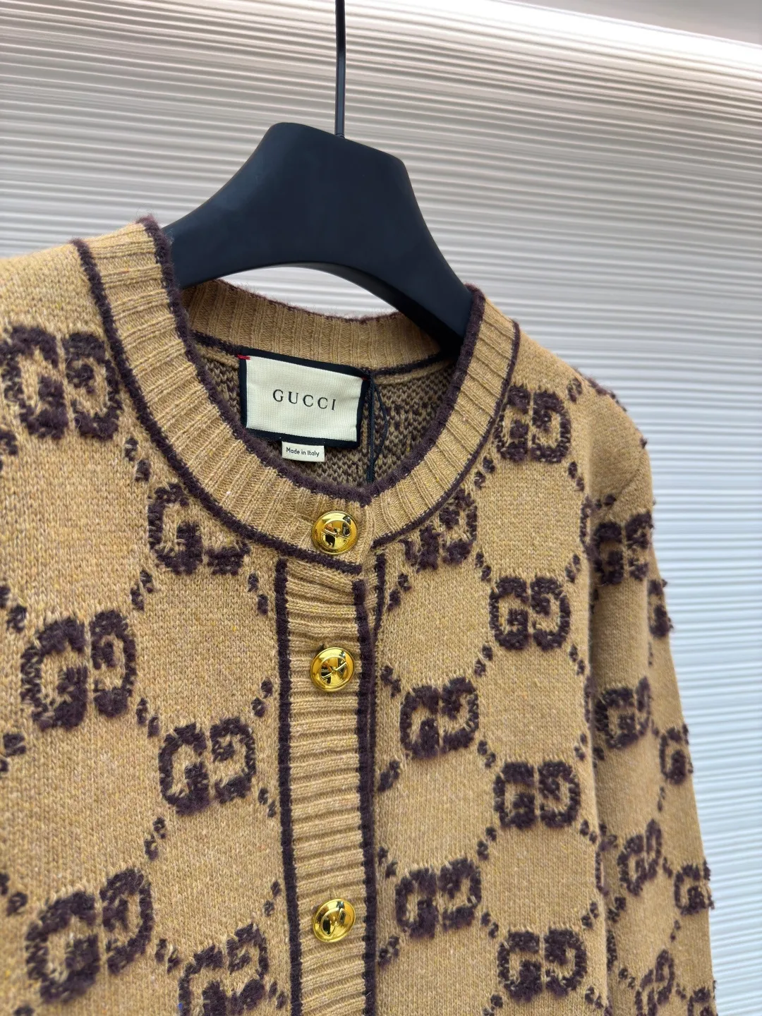 Gucci Looped G Letter Cardigan [Women's Clothing] ●Authentic product: Purchased and developed for 15700 ●Item number: 1680067-B70 ●Fabric: wool fabric ●Technology: knitting ●Version: loose fit ●Weight: about 745 grams ●Size: S-M-L ●Description: We use high-end 50% high-end wool with higher cost. We refer to the original version for 1:1 coloring and dyeing of the yarn. The color similarity is as high as 95%. The difference between worsted wool and wool lies in the sensory effect. , half of the wool has a rich and smooth suede, feels warm to the touch, has no creases after folding, the wool body is soft and has strong resilience, making it one of the must-have wool materials for high-end goods; the loom we use is a 7-needle machine imported from Germany for weaving. Referring to the original version, we conduct a 1:1 test pattern. The thickness, height and twist count of the pattern are all exactly the same as the original version. Each set of patterns adopts the dynamic density of the imported machine. Through control, each set of patterns has a corresponding density. The overall pattern effect is compared with the original version, and the effect is full. It will not be like those ordinary computerized flat knitting machines. In order to rush the goods, the speed is turned to the limit. The stitches of the knitted garments are different in size, lettering, and pattern patterns. For our entire garment, the texture of the garment parts is cleaned, no lettering is used, and there will be no pattern patches, which greatly ensures the texture and clear texture of the garment parts. The overall wiring is straight and delicate, the fabric is comfortable and soft, and the color is consistent without color difference. It can be matched with the same style to create a fashionable look and control various occasions. Customized accessories, complete with three standards, same style for men and women!