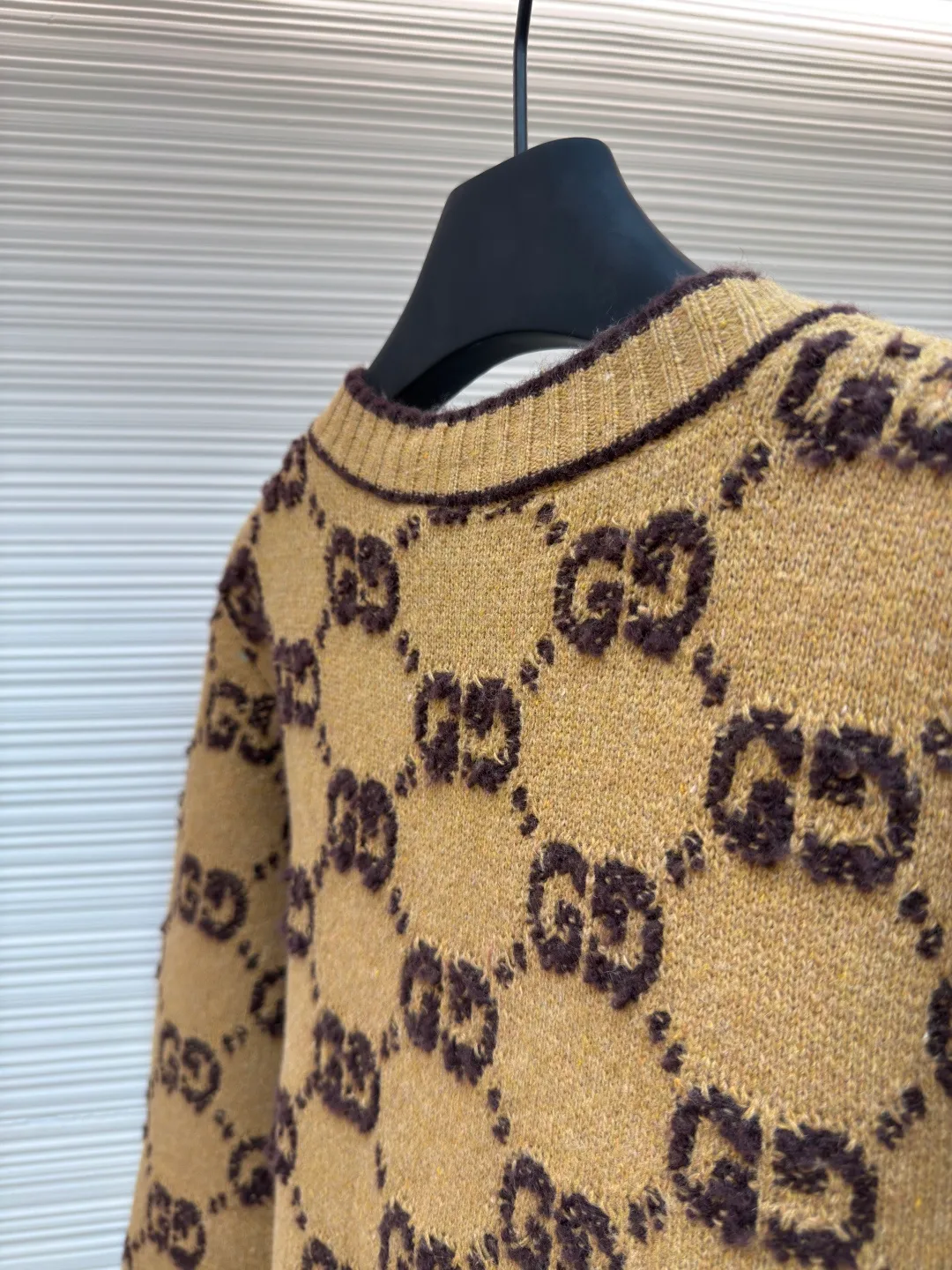 Gucci Looped G Letter Cardigan [Women's Clothing] ●Authentic product: Purchased and developed for 15700 ●Item number: 1680067-B70 ●Fabric: wool fabric ●Technology: knitting ●Version: loose fit ●Weight: about 745 grams ●Size: S-M-L ●Description: We use high-end 50% high-end wool with higher cost. We refer to the original version for 1:1 coloring and dyeing of the yarn. The color similarity is as high as 95%. The difference between worsted wool and wool lies in the sensory effect. , half of the wool has a rich and smooth suede, feels warm to the touch, has no creases after folding, the wool body is soft and has strong resilience, making it one of the must-have wool materials for high-end goods; the loom we use is a 7-needle machine imported from Germany for weaving. Referring to the original version, we conduct a 1:1 test pattern. The thickness, height and twist count of the pattern are all exactly the same as the original version. Each set of patterns adopts the dynamic density of the imported machine. Through control, each set of patterns has a corresponding density. The overall pattern effect is compared with the original version, and the effect is full. It will not be like those ordinary computerized flat knitting machines. In order to rush the goods, the speed is turned to the limit. The stitches of the knitted garments are different in size, lettering, and pattern patterns. For our entire garment, the texture of the garment parts is cleaned, no lettering is used, and there will be no pattern patches, which greatly ensures the texture and clear texture of the garment parts. The overall wiring is straight and delicate, the fabric is comfortable and soft, and the color is consistent without color difference. It can be matched with the same style to create a fashionable look and control various occasions. Customized accessories, complete with three standards, same style for men and women!