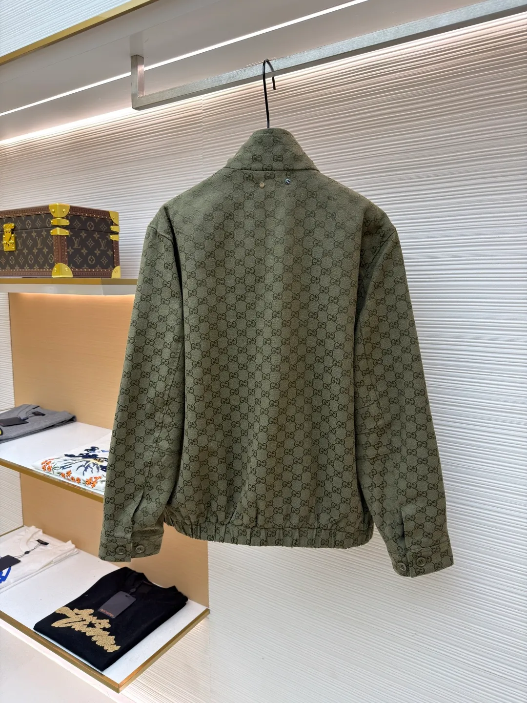 Gucci full-width jacquard all-over printed jacket ●Item number: 1681580-B90 ●Material: polyester fiber fabric ●Technology: jacquard production ●Color: green ●Version: fitted version ●Weight: about 820 grams ●Size: 46-48-50-52 ●Description: Original custom-woven warp siro spinning, cotton nylon blended fabric, imported large rapier machine-colored jacquard technology, jacquard presbyopia all-over printing pattern. Silk lining inside. The laser cutting machine is used to cut the pieces according to the pattern position, the left and right sides of the placket are aligned in parallel, and the parking space splicing process is used to make the cutting pieces neat and tidy, which will cause great loss. Full body counterpoint, correct version, craftsman spirit. Dyed resin engraved buttons and custom double-ended zipper. Front zip pocket, peak collar design, unisex style. The overall wiring is straight and delicate, the fabric is comfortable and soft, and the color is consistent without color difference. It can be matched with the same style to create a fashionable look and control various occasions. Customized accessories, complete with three standards, same style for men and women!