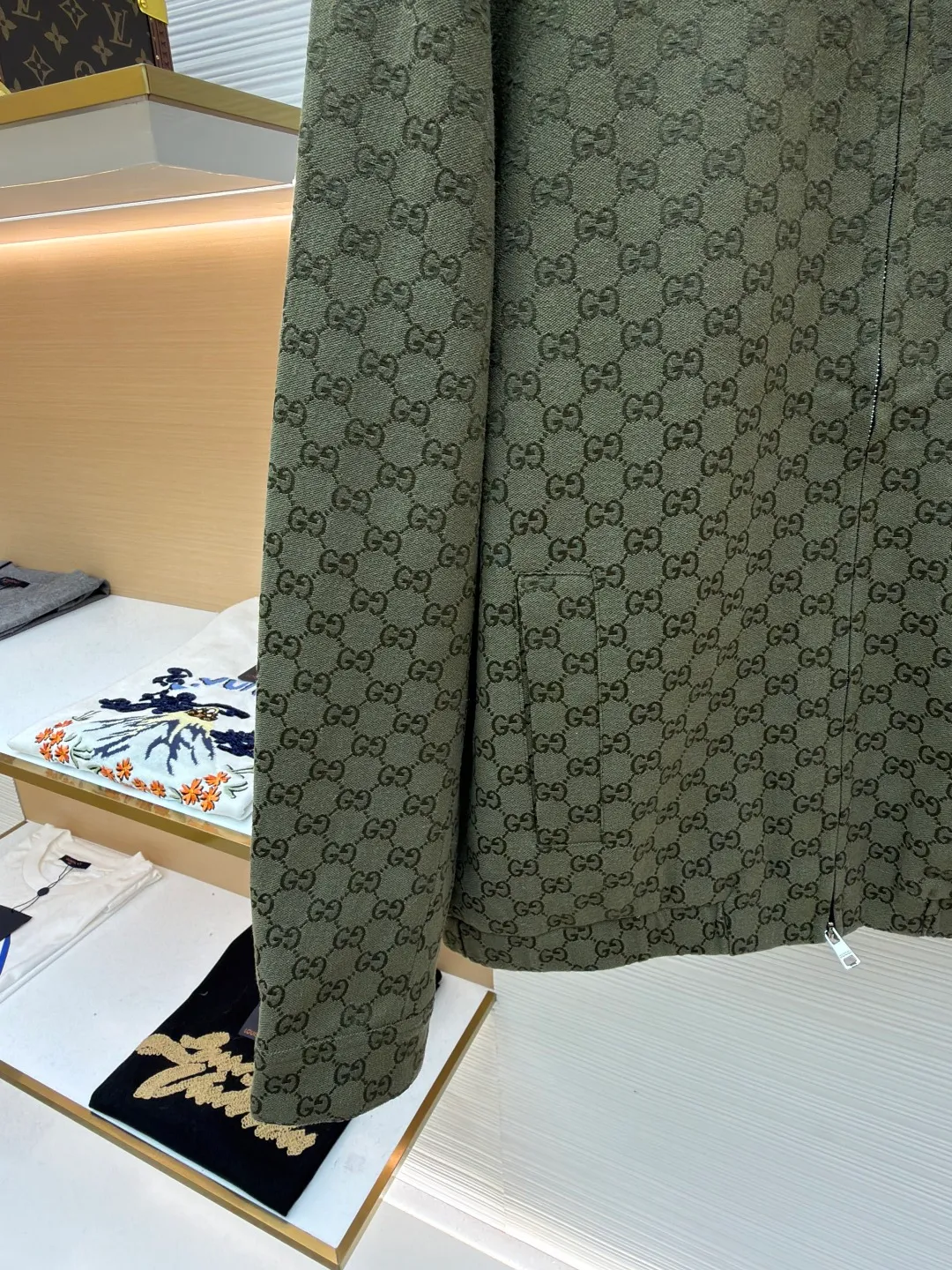 Gucci full-width jacquard all-over printed jacket ●Item number: 1681580-B90 ●Material: polyester fiber fabric ●Technology: jacquard production ●Color: green ●Version: fitted version ●Weight: about 820 grams ●Size: 46-48-50-52 ●Description: Original custom-woven warp siro spinning, cotton nylon blended fabric, imported large rapier machine-colored jacquard technology, jacquard presbyopia all-over printing pattern. Silk lining inside. The laser cutting machine is used to cut the pieces according to the pattern position, the left and right sides of the placket are aligned in parallel, and the parking space splicing process is used to make the cutting pieces neat and tidy, which will cause great loss. Full body counterpoint, correct version, craftsman spirit. Dyed resin engraved buttons and custom double-ended zipper. Front zip pocket, peak collar design, unisex style. The overall wiring is straight and delicate, the fabric is comfortable and soft, and the color is consistent without color difference. It can be matched with the same style to create a fashionable look and control various occasions. Customized accessories, complete with three standards, same style for men and women!