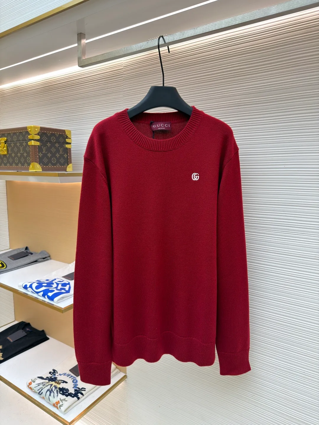 Gucci Double G embroidered knitted sweater ●Item number: 1682190-A85 ●Material: wool fabric ●Technology: knitted production ●Color: red ●Version: fitted version ●Weight: about 765 grams ●Size: S-M-L-XL ●Description: The fabric is made of high-count merino wool yarn. After combing to remove impurities, it is woven with a 12-pin circular knitting machine to create a waffle texture. The texture is even and soft to the touch. The yarn is first pre-dyed and fixed to ensure a full red tone and is not easy to fade. The neckline, cuffs and hem are designed with ribbed edges. The ribbing structure is a 1*1 elastic structure. It has been treated with high-temperature shaping technology and has good resilience and is not easy to loosen and deform. The Double G logo on the left chest is embroidered by hand, using fine wool threads of the same color and sewn with flat embroidery stitches. The stitches are fine and flat, and the outline of the logo is precise and symmetrical. The splicing of the body adopts embedded clip technology, and the seams are smooth without bulges. The shoulders are three-dimensional cut-outs, which are in line with the ergonomic design. Each piece is cut by laser positioning, and the size error is controlled within 0.3cm. The overall sewing has undergone multiple quality control inspections, from yarn weaving to final product shaping. The brand's strict process standards are followed throughout the process to create knitted items with both texture and wearing comfort. The overall wiring is straight and delicate, the fabric is comfortable and soft, and the color is consistent without color difference. It can be matched with the same style to create a fashionable look and control various occasions. Customized accessories, complete with three standards, same style for men and women!
