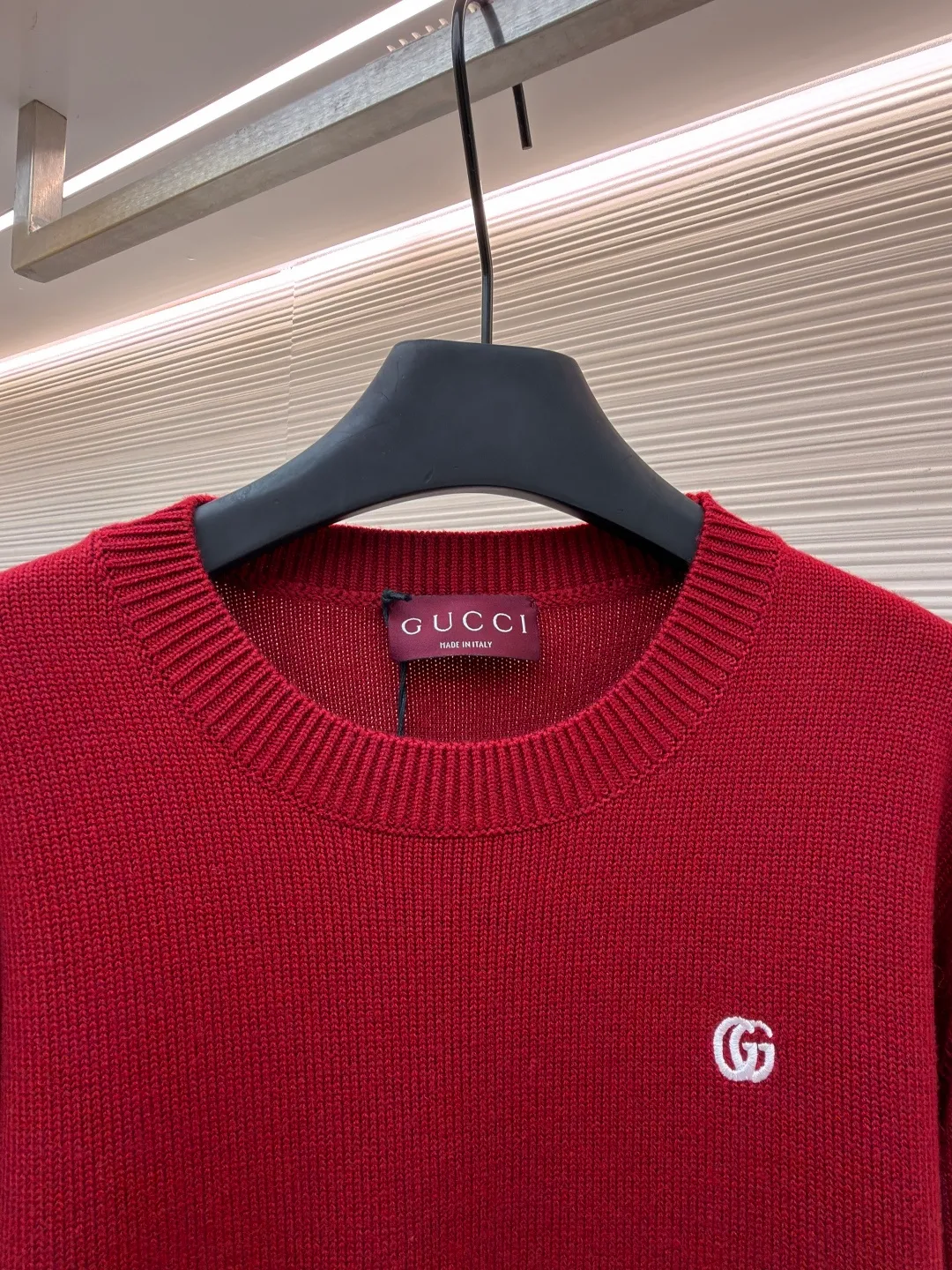 Gucci Double G embroidered knitted sweater ●Item number: 1682190-A85 ●Material: wool fabric ●Technology: knitted production ●Color: red ●Version: fitted version ●Weight: about 765 grams ●Size: S-M-L-XL ●Description: The fabric is made of high-count merino wool yarn. After combing to remove impurities, it is woven with a 12-pin circular knitting machine to create a waffle texture. The texture is even and soft to the touch. The yarn is first pre-dyed and fixed to ensure a full red tone and is not easy to fade. The neckline, cuffs and hem are designed with ribbed edges. The ribbing structure is a 1*1 elastic structure. It has been treated with high-temperature shaping technology and has good resilience and is not easy to loosen and deform. The Double G logo on the left chest is embroidered by hand, using fine wool threads of the same color and sewn with flat embroidery stitches. The stitches are fine and flat, and the outline of the logo is precise and symmetrical. The splicing of the body adopts embedded clip technology, and the seams are smooth without bulges. The shoulders are three-dimensional cut-outs, which are in line with the ergonomic design. Each piece is cut by laser positioning, and the size error is controlled within 0.3cm. The overall sewing has undergone multiple quality control inspections, from yarn weaving to final product shaping. The brand's strict process standards are followed throughout the process to create knitted items with both texture and wearing comfort. The overall wiring is straight and delicate, the fabric is comfortable and soft, and the color is consistent without color difference. It can be matched with the same style to create a fashionable look and control various occasions. Customized accessories, complete with three standards, same style for men and women!
