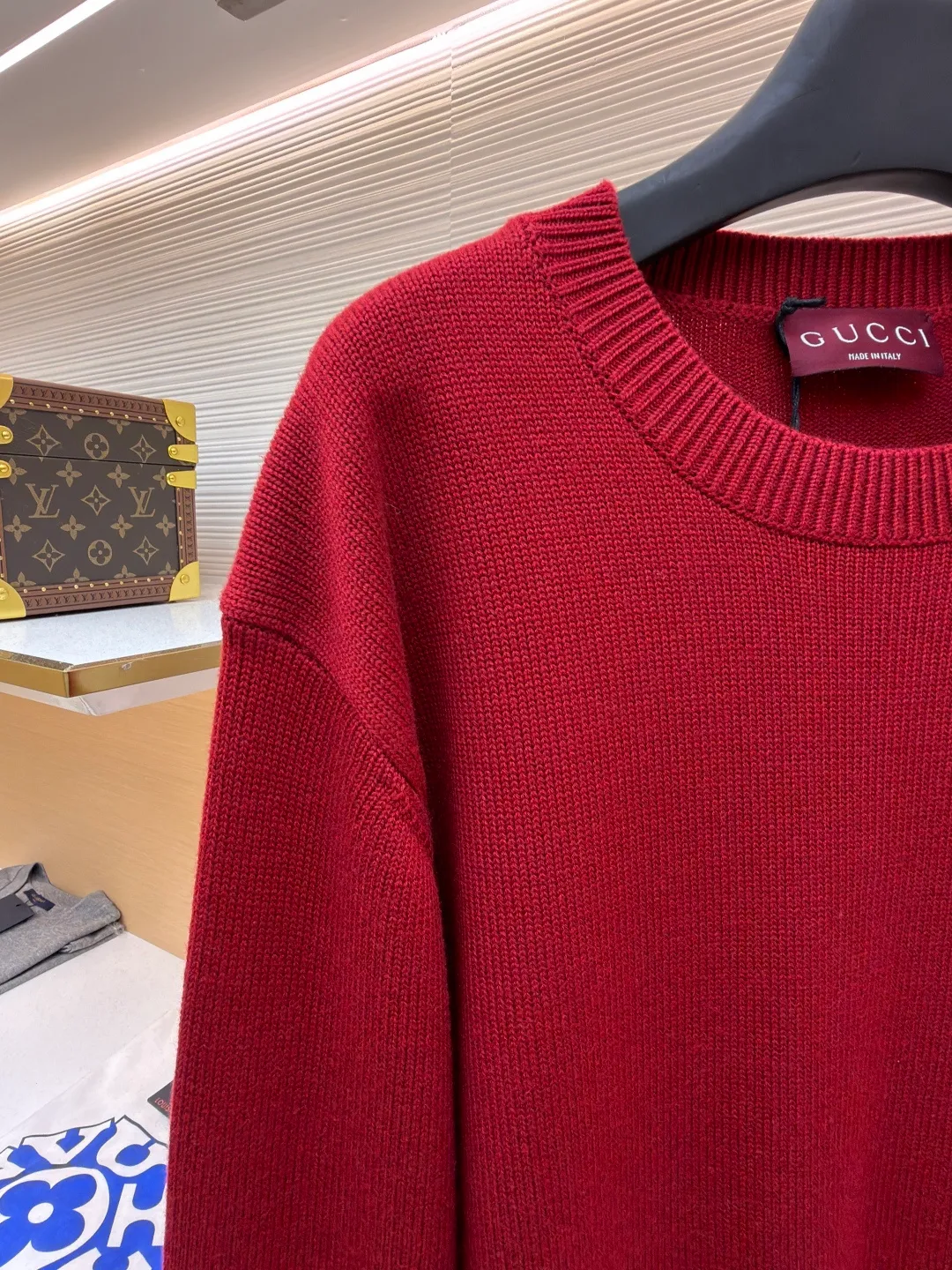 Gucci Double G embroidered knitted sweater ●Item number: 1682190-A85 ●Material: wool fabric ●Technology: knitted production ●Color: red ●Version: fitted version ●Weight: about 765 grams ●Size: S-M-L-XL ●Description: The fabric is made of high-count merino wool yarn. After combing to remove impurities, it is woven with a 12-pin circular knitting machine to create a waffle texture. The texture is even and soft to the touch. The yarn is first pre-dyed and fixed to ensure a full red tone and is not easy to fade. The neckline, cuffs and hem are designed with ribbed edges. The ribbing structure is a 1*1 elastic structure. It has been treated with high-temperature shaping technology and has good resilience and is not easy to loosen and deform. The Double G logo on the left chest is embroidered by hand, using fine wool threads of the same color and sewn with flat embroidery stitches. The stitches are fine and flat, and the outline of the logo is precise and symmetrical. The splicing of the body adopts embedded clip technology, and the seams are smooth without bulges. The shoulders are three-dimensional cut-outs, which are in line with the ergonomic design. Each piece is cut by laser positioning, and the size error is controlled within 0.3cm. The overall sewing has undergone multiple quality control inspections, from yarn weaving to final product shaping. The brand's strict process standards are followed throughout the process to create knitted items with both texture and wearing comfort. The overall wiring is straight and delicate, the fabric is comfortable and soft, and the color is consistent without color difference. It can be matched with the same style to create a fashionable look and control various occasions. Customized accessories, complete with three standards, same style for men and women!