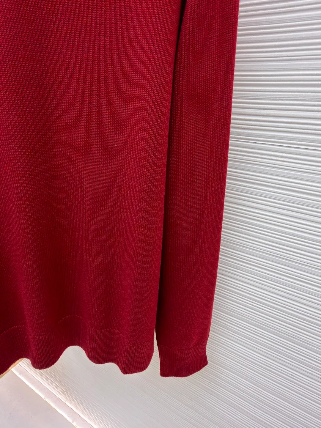 Gucci Double G embroidered knitted sweater ●Item number: 1682190-A85 ●Material: wool fabric ●Technology: knitted production ●Color: red ●Version: fitted version ●Weight: about 765 grams ●Size: S-M-L-XL ●Description: The fabric is made of high-count merino wool yarn. After combing to remove impurities, it is woven with a 12-pin circular knitting machine to create a waffle texture. The texture is even and soft to the touch. The yarn is first pre-dyed and fixed to ensure a full red tone and is not easy to fade. The neckline, cuffs and hem are designed with ribbed edges. The ribbing structure is a 1*1 elastic structure. It has been treated with high-temperature shaping technology and has good resilience and is not easy to loosen and deform. The Double G logo on the left chest is embroidered by hand, using fine wool threads of the same color and sewn with flat embroidery stitches. The stitches are fine and flat, and the outline of the logo is precise and symmetrical. The splicing of the body adopts embedded clip technology, and the seams are smooth without bulges. The shoulders are three-dimensional cut-outs, which are in line with the ergonomic design. Each piece is cut by laser positioning, and the size error is controlled within 0.3cm. The overall sewing has undergone multiple quality control inspections, from yarn weaving to final product shaping. The brand's strict process standards are followed throughout the process to create knitted items with both texture and wearing comfort. The overall wiring is straight and delicate, the fabric is comfortable and soft, and the color is consistent without color difference. It can be matched with the same style to create a fashionable look and control various occasions. Customized accessories, complete with three standards, same style for men and women!