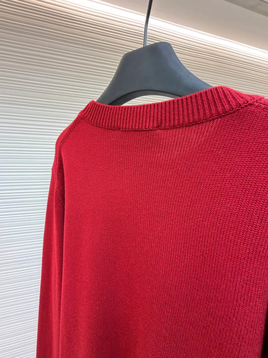 Gucci Double G embroidered knitted sweater ●Item number: 1682190-A85 ●Material: wool fabric ●Technology: knitted production ●Color: red ●Version: fitted version ●Weight: about 765 grams ●Size: S-M-L-XL ●Description: The fabric is made of high-count merino wool yarn. After combing to remove impurities, it is woven with a 12-pin circular knitting machine to create a waffle texture. The texture is even and soft to the touch. The yarn is first pre-dyed and fixed to ensure a full red tone and is not easy to fade. The neckline, cuffs and hem are designed with ribbed edges. The ribbing structure is a 1*1 elastic structure. It has been treated with high-temperature shaping technology and has good resilience and is not easy to loosen and deform. The Double G logo on the left chest is embroidered by hand, using fine wool threads of the same color and sewn with flat embroidery stitches. The stitches are fine and flat, and the outline of the logo is precise and symmetrical. The splicing of the body adopts embedded clip technology, and the seams are smooth without bulges. The shoulders are three-dimensional cut-outs, which are in line with the ergonomic design. Each piece is cut by laser positioning, and the size error is controlled within 0.3cm. The overall sewing has undergone multiple quality control inspections, from yarn weaving to final product shaping. The brand's strict process standards are followed throughout the process to create knitted items with both texture and wearing comfort. The overall wiring is straight and delicate, the fabric is comfortable and soft, and the color is consistent without color difference. It can be matched with the same style to create a fashionable look and control various occasions. Customized accessories, complete with three standards, same style for men and women!