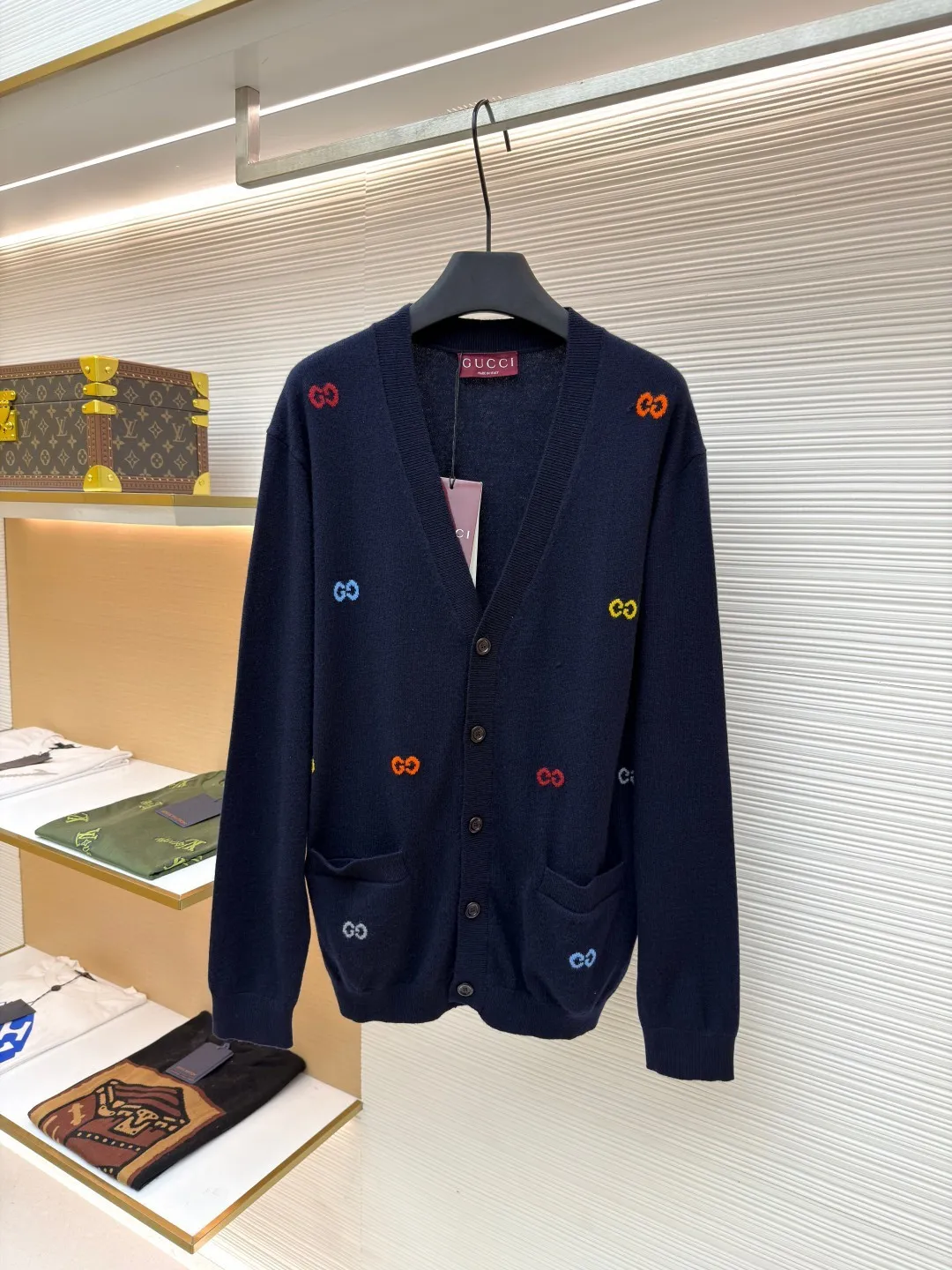 Gucci colorful letter wool cardigan ●Original version: Purchased and developed for 16800 ●Item number: 1680948-B15 ●Fabric: wool fabric ●Technology: knitting ●Version: loose fit ●Weight: about 375 grams ●Size: XS-S-M-L ●Description: The wool material is Basulan 100% wool yarn with a relatively high finished product. We use a 14-needle machine imported from Germany for knitting. The jacquard design process of the word position is extremely complicated. Different from the revised version on the market, 6 groups of yarns are turned back and forth, and the sand spit is kicked back and forth, which greatly increases the knitting time. A single piece takes 260 minutes per piece. The overall wiring is straight and delicate, the fabric is comfortable and soft, and the color is consistent without color difference. It can be matched with the same style to create a fashionable look and control various occasions. Customized accessories, complete with three standards, same style for men and women!