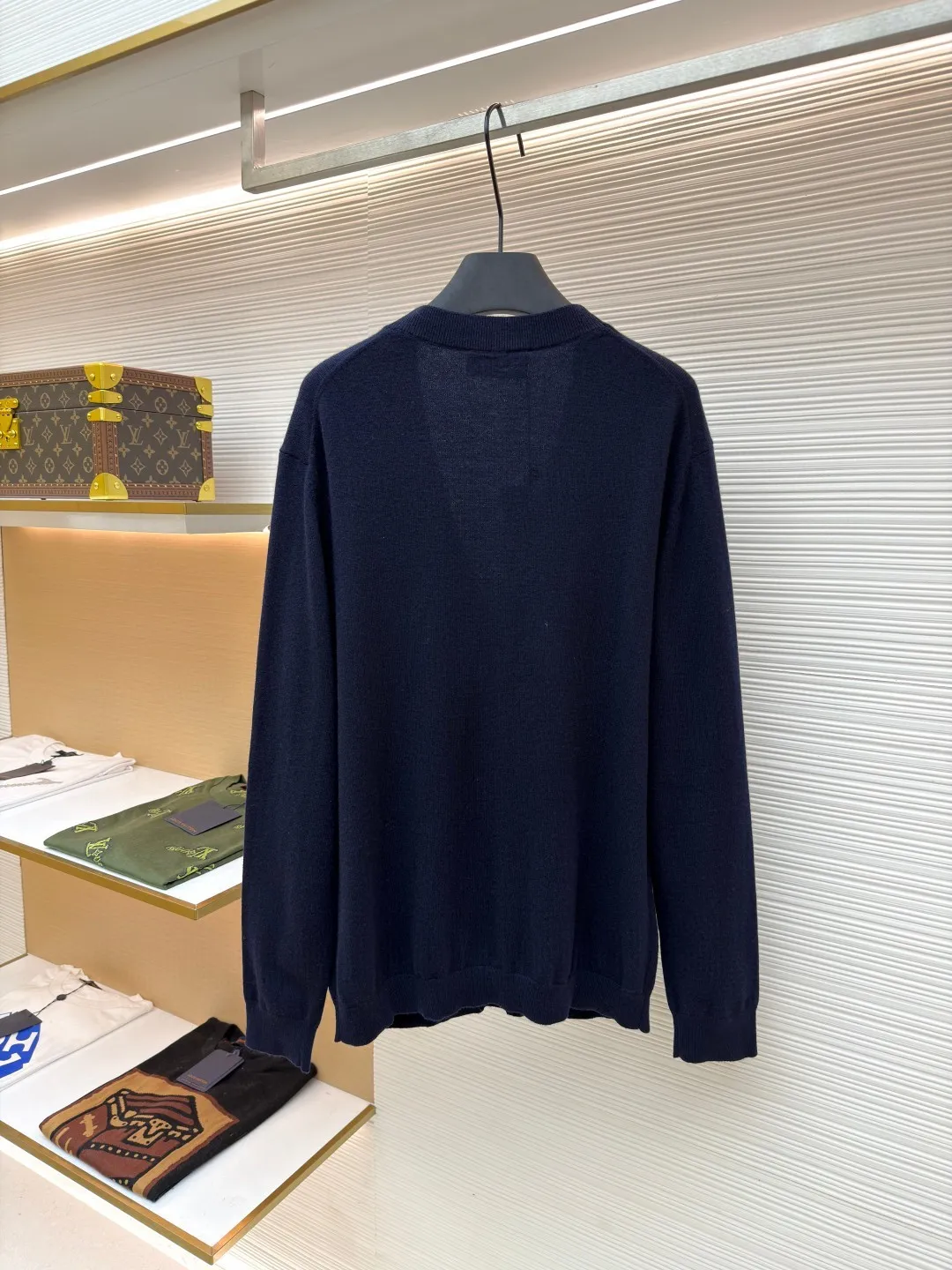 Gucci colorful letter wool cardigan ●Original version: Purchased and developed for 16800 ●Item number: 1680948-B15 ●Fabric: wool fabric ●Technology: knitting ●Version: loose fit ●Weight: about 375 grams ●Size: XS-S-M-L ●Description: The wool material is Basulan 100% wool yarn with a relatively high finished product. We use a 14-needle machine imported from Germany for knitting. The jacquard design process of the word position is extremely complicated. Different from the revised version on the market, 6 groups of yarns are turned back and forth, and the sand spit is kicked back and forth, which greatly increases the knitting time. A single piece takes 260 minutes per piece. The overall wiring is straight and delicate, the fabric is comfortable and soft, and the color is consistent without color difference. It can be matched with the same style to create a fashionable look and control various occasions. Customized accessories, complete with three standards, same style for men and women!
