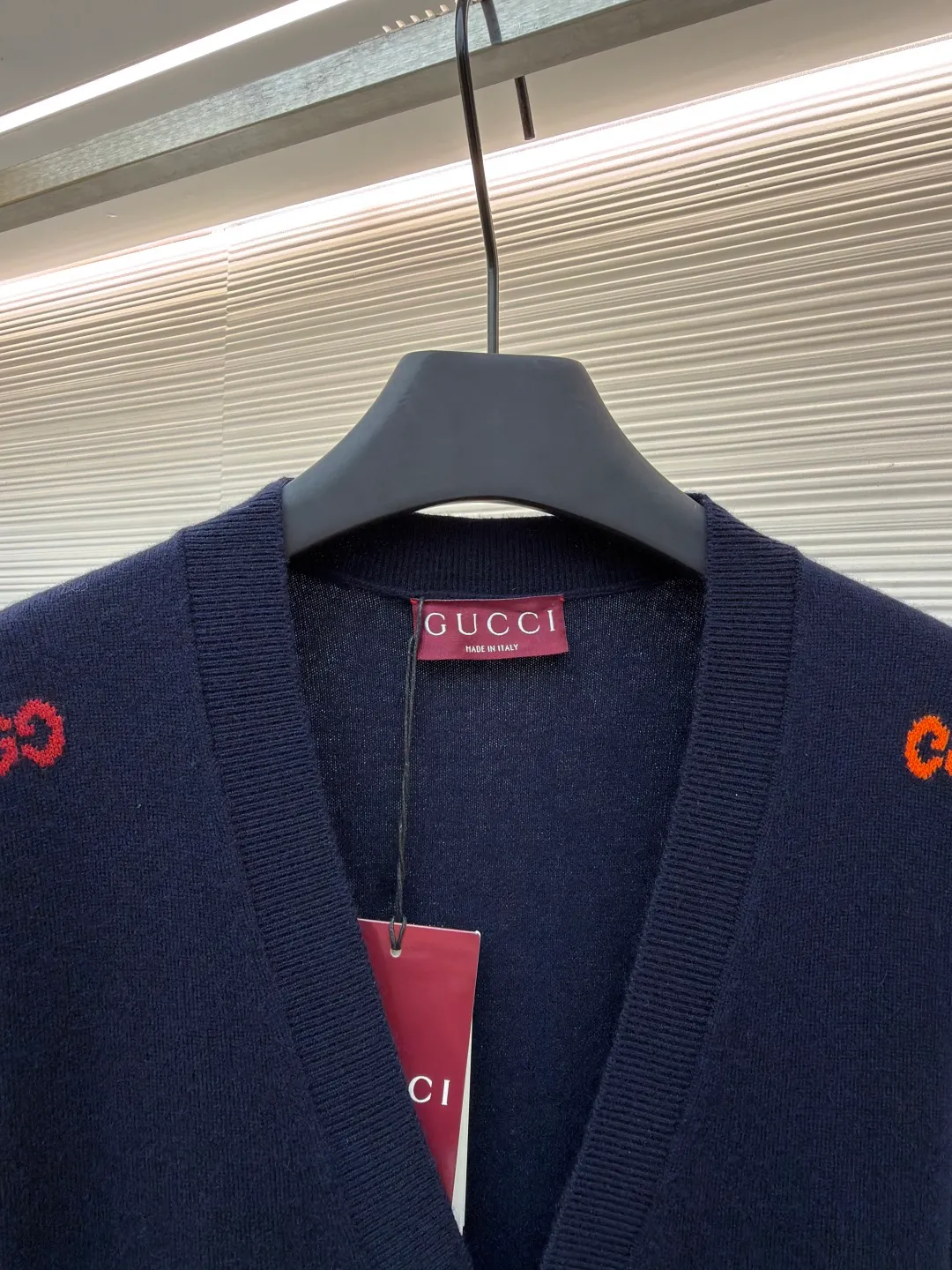 Gucci colorful letter wool cardigan ●Original version: Purchased and developed for 16800 ●Item number: 1680948-B15 ●Fabric: wool fabric ●Technology: knitting ●Version: loose fit ●Weight: about 375 grams ●Size: XS-S-M-L ●Description: The wool material is Basulan 100% wool yarn with a relatively high finished product. We use a 14-needle machine imported from Germany for knitting. The jacquard design process of the word position is extremely complicated. Different from the revised version on the market, 6 groups of yarns are turned back and forth, and the sand spit is kicked back and forth, which greatly increases the knitting time. A single piece takes 260 minutes per piece. The overall wiring is straight and delicate, the fabric is comfortable and soft, and the color is consistent without color difference. It can be matched with the same style to create a fashionable look and control various occasions. Customized accessories, complete with three standards, same style for men and women!