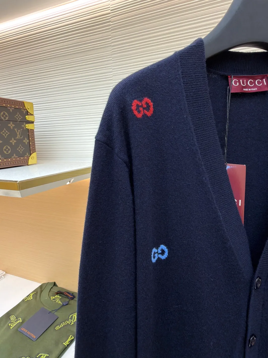 Gucci colorful letter wool cardigan ●Original version: Purchased and developed for 16800 ●Item number: 1680948-B15 ●Fabric: wool fabric ●Technology: knitting ●Version: loose fit ●Weight: about 375 grams ●Size: XS-S-M-L ●Description: The wool material is Basulan 100% wool yarn with a relatively high finished product. We use a 14-needle machine imported from Germany for knitting. The jacquard design process of the word position is extremely complicated. Different from the revised version on the market, 6 groups of yarns are turned back and forth, and the sand spit is kicked back and forth, which greatly increases the knitting time. A single piece takes 260 minutes per piece. The overall wiring is straight and delicate, the fabric is comfortable and soft, and the color is consistent without color difference. It can be matched with the same style to create a fashionable look and control various occasions. Customized accessories, complete with three standards, same style for men and women!