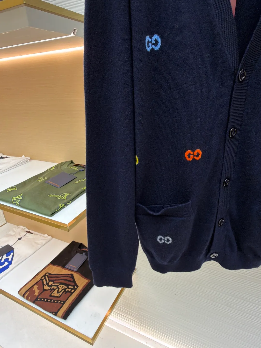 Gucci colorful letter wool cardigan ●Original version: Purchased and developed for 16800 ●Item number: 1680948-B15 ●Fabric: wool fabric ●Technology: knitting ●Version: loose fit ●Weight: about 375 grams ●Size: XS-S-M-L ●Description: The wool material is Basulan 100% wool yarn with a relatively high finished product. We use a 14-needle machine imported from Germany for knitting. The jacquard design process of the word position is extremely complicated. Different from the revised version on the market, 6 groups of yarns are turned back and forth, and the sand spit is kicked back and forth, which greatly increases the knitting time. A single piece takes 260 minutes per piece. The overall wiring is straight and delicate, the fabric is comfortable and soft, and the color is consistent without color difference. It can be matched with the same style to create a fashionable look and control various occasions. Customized accessories, complete with three standards, same style for men and women!
