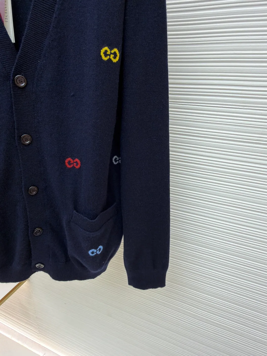 Gucci colorful letter wool cardigan ●Original version: Purchased and developed for 16800 ●Item number: 1680948-B15 ●Fabric: wool fabric ●Technology: knitting ●Version: loose fit ●Weight: about 375 grams ●Size: XS-S-M-L ●Description: The wool material is Basulan 100% wool yarn with a relatively high finished product. We use a 14-needle machine imported from Germany for knitting. The jacquard design process of the word position is extremely complicated. Different from the revised version on the market, 6 groups of yarns are turned back and forth, and the sand spit is kicked back and forth, which greatly increases the knitting time. A single piece takes 260 minutes per piece. The overall wiring is straight and delicate, the fabric is comfortable and soft, and the color is consistent without color difference. It can be matched with the same style to create a fashionable look and control various occasions. Customized accessories, complete with three standards, same style for men and women!