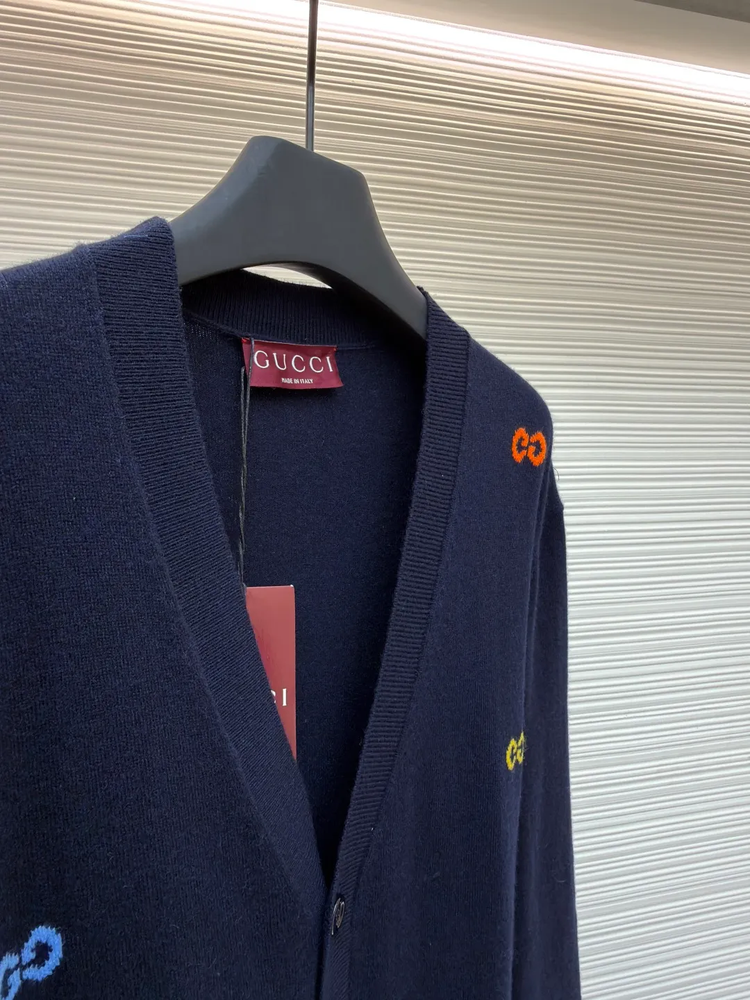 Gucci colorful letter wool cardigan ●Original version: Purchased and developed for 16800 ●Item number: 1680948-B15 ●Fabric: wool fabric ●Technology: knitting ●Version: loose fit ●Weight: about 375 grams ●Size: XS-S-M-L ●Description: The wool material is Basulan 100% wool yarn with a relatively high finished product. We use a 14-needle machine imported from Germany for knitting. The jacquard design process of the word position is extremely complicated. Different from the revised version on the market, 6 groups of yarns are turned back and forth, and the sand spit is kicked back and forth, which greatly increases the knitting time. A single piece takes 260 minutes per piece. The overall wiring is straight and delicate, the fabric is comfortable and soft, and the color is consistent without color difference. It can be matched with the same style to create a fashionable look and control various occasions. Customized accessories, complete with three standards, same style for men and women!