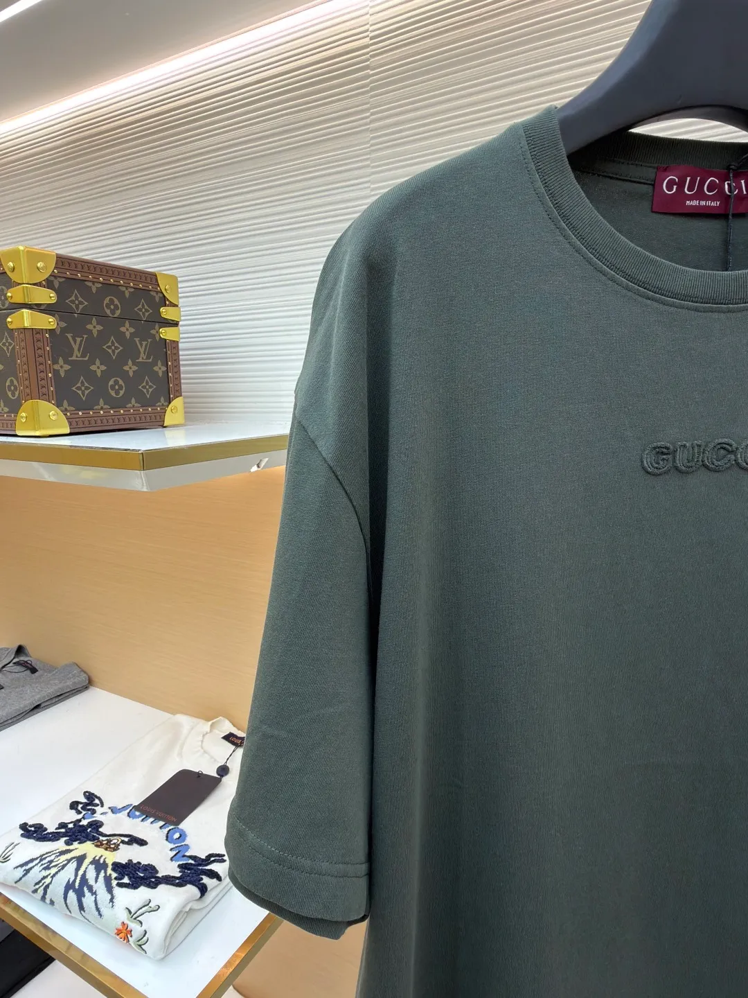 Gucci logo embroidered short sleeves ●Original version: Purchased and developed for 5700 ●Item number: 1682383-X95 ●Material: silk cotton fabric ●Technology: patch embroidery production ●Color: green ●Version: fitted version ●Weight: about 270 grams ●Size: S-M-L-XL ●Description: Custom-dyed elegant charcoal dark gray silk cotton, soft and delicate, comfortable and skin-friendly, with a calm charcoal dark gray tone as the foundation Like the deepest secret under the night sky, the eye-catching GUCCI words on the chest are embellished, like the imprint of the brand spirit, revealing an indescribable sense of high-end, restrained beauty, and unlimited wear. Adopting imported machine appliqué embroidery technology, advanced computer control systems and precision mechanical components are used to achieve Gucci appliqué embroidery operations, presenting an embroidery effect with both clarity and three-dimensionality. The fabrics have been washed to give them a better feel and texture. They are not easy to deform, shrink or fade, and maintain their long-lasting beauty. The overall wiring is straight and delicate, the fabric is comfortable and soft, and the color is consistent without color difference. It can be matched with the same style to create a fashionable look and control various occasions. Customized accessories, complete with three standards, same style for men and women!