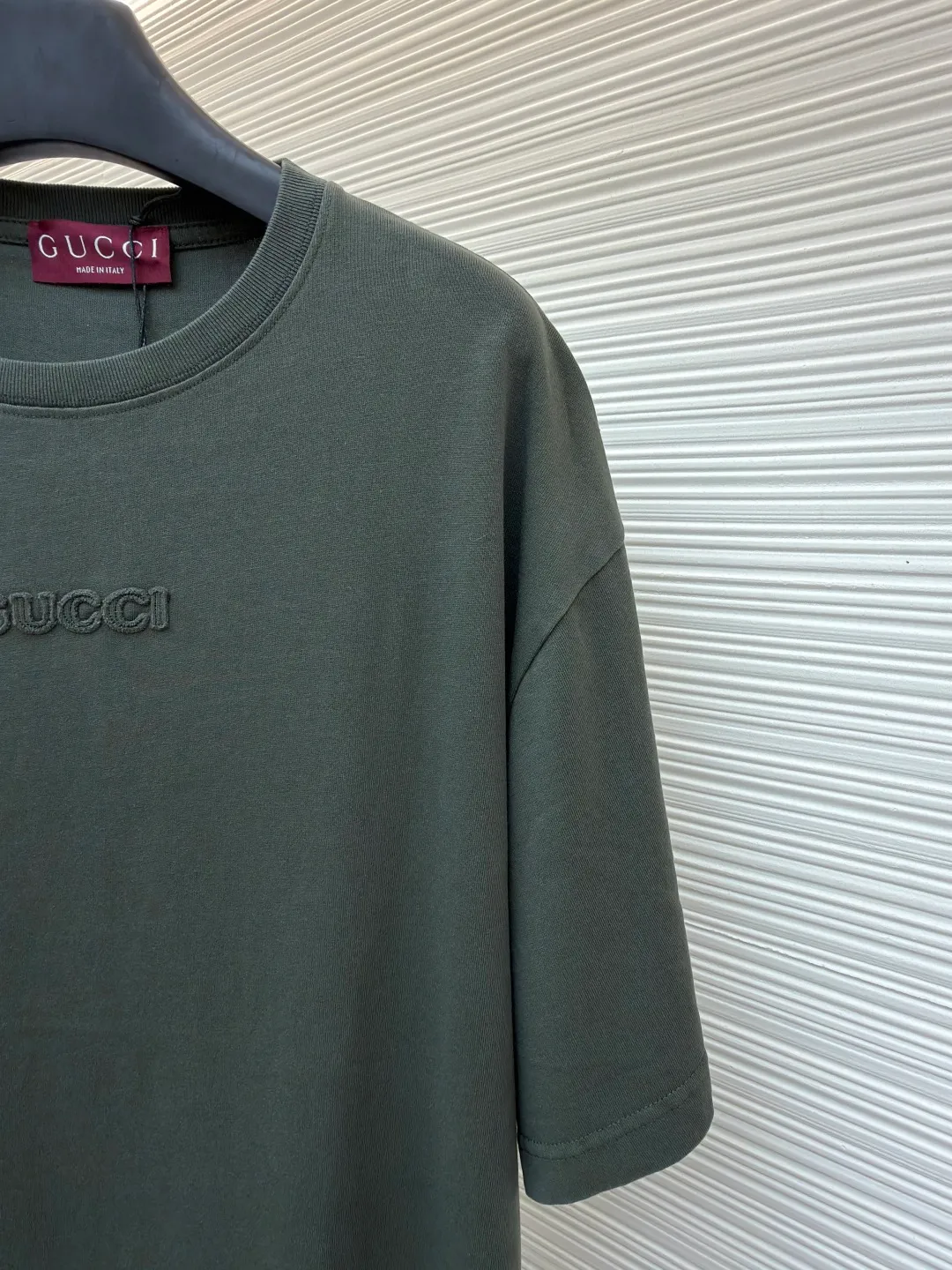 Gucci logo embroidered short sleeves ●Original version: Purchased and developed for 5700 ●Item number: 1682383-X95 ●Material: silk cotton fabric ●Technology: patch embroidery production ●Color: green ●Version: fitted version ●Weight: about 270 grams ●Size: S-M-L-XL ●Description: Custom-dyed elegant charcoal dark gray silk cotton, soft and delicate, comfortable and skin-friendly, with a calm charcoal dark gray tone as the foundation Like the deepest secret under the night sky, the eye-catching GUCCI words on the chest are embellished, like the imprint of the brand spirit, revealing an indescribable sense of high-end, restrained beauty, and unlimited wear. Adopting imported machine appliqué embroidery technology, advanced computer control systems and precision mechanical components are used to achieve Gucci appliqué embroidery operations, presenting an embroidery effect with both clarity and three-dimensionality. The fabrics have been washed to give them a better feel and texture. They are not easy to deform, shrink or fade, and maintain their long-lasting beauty. The overall wiring is straight and delicate, the fabric is comfortable and soft, and the color is consistent without color difference. It can be matched with the same style to create a fashionable look and control various occasions. Customized accessories, complete with three standards, same style for men and women!