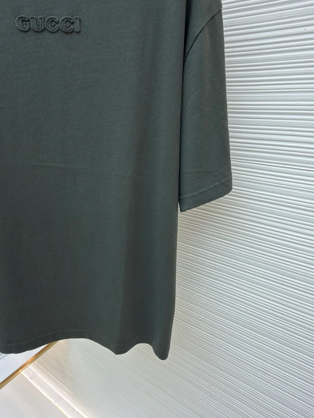 Gucci logo embroidered short sleeves ●Original version: Purchased and developed for 5700 ●Item number: 1682383-X95 ●Material: silk cotton fabric ●Technology: patch embroidery production ●Color: green ●Version: fitted version ●Weight: about 270 grams ●Size: S-M-L-XL ●Description: Custom-dyed elegant charcoal dark gray silk cotton, soft and delicate, comfortable and skin-friendly, with a calm charcoal dark gray tone as the foundation Like the deepest secret under the night sky, the eye-catching GUCCI words on the chest are embellished, like the imprint of the brand spirit, revealing an indescribable sense of high-end, restrained beauty, and unlimited wear. Adopting imported machine appliqué embroidery technology, advanced computer control systems and precision mechanical components are used to achieve Gucci appliqué embroidery operations, presenting an embroidery effect with both clarity and three-dimensionality. The fabrics have been washed to give them a better feel and texture. They are not easy to deform, shrink or fade, and maintain their long-lasting beauty. The overall wiring is straight and delicate, the fabric is comfortable and soft, and the color is consistent without color difference. It can be matched with the same style to create a fashionable look and control various occasions. Customized accessories, complete with three standards, same style for men and women!