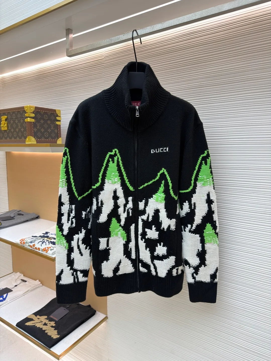 Gucci ski-embellished mountain view intarsia wool knitted jacket ●Original version: purchased and developed by 30686 ●Item number: 1681937-C65 ●Fabric: wool blended fabric ●Technology: knitted intarsia production ●Color: black, green and white ●Version: fitted version ●Weight: about 875 grams ●Size: S-M-L-XL ●Description: This Gucci snow mountain knitted cardigan uses 7-needle high-density jacquard technology and is formed by imported intelligent computerized wool looms. The main body is made of custom-dyed refined cotton blended yarn, which has been twisted and spliced ​​to have both a crisp texture and soft and skin-friendly properties. The yarn has been treated with the Basulan process in advance, which has a high degree of color restoration and is not easy to fade. The "snow mountain" pattern on the body adopts double-layer intarsia technology, and the three colors of black, white and fluorescent green are accurately interwoven through the German heavy industry jacquard machine. The pattern outline is clear and the texture is distinct. The placket is equipped with a customized metal zipper, and the bottom of the zipper is reinforced with 14-needle flat knitting; the collar, cuffs, and hem are ribbed with the same material, which has long-lasting elasticity and is not easily deformed. The finished product needs to be manually stitched and tightened, and the details are manually highlighted, and then washed and shaped with customized lotion to finally achieve the dual restoration of pattern and texture. The overall wiring is straight and delicate, the fabric is comfortable and soft, and the color is consistent without color difference. It can be matched with the same style to create a fashionable look and control various occasions. Customized accessories, complete with three standards, same style for men and women!