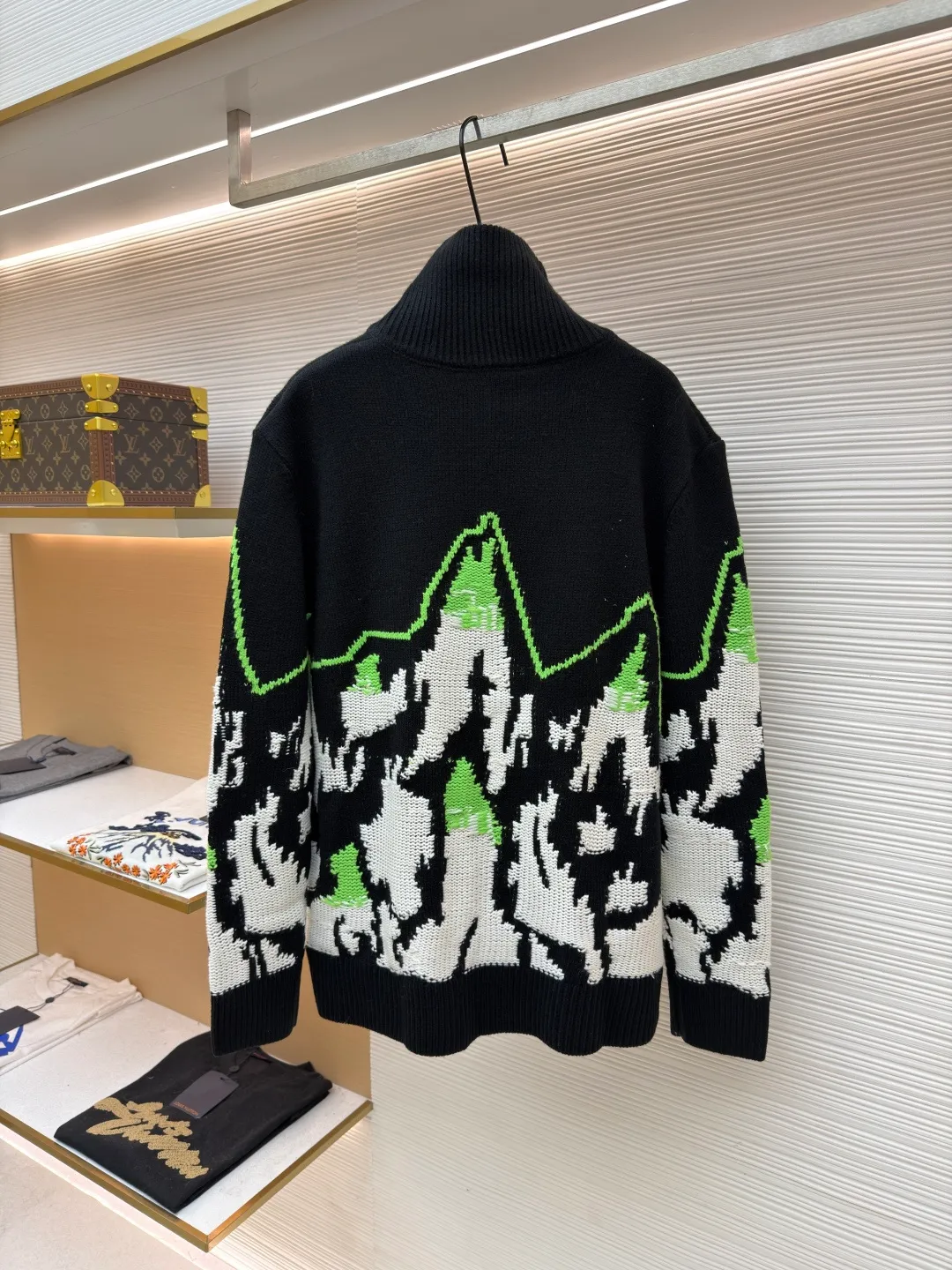 Gucci ski-embellished mountain view intarsia wool knitted jacket ●Original version: purchased and developed by 30686 ●Item number: 1681937-C65 ●Fabric: wool blended fabric ●Technology: knitted intarsia production ●Color: black, green and white ●Version: fitted version ●Weight: about 875 grams ●Size: S-M-L-XL ●Description: This Gucci snow mountain knitted cardigan uses 7-needle high-density jacquard technology and is formed by imported intelligent computerized wool looms. The main body is made of custom-dyed refined cotton blended yarn, which has been twisted and spliced ​​to have both a crisp texture and soft and skin-friendly properties. The yarn has been treated with the Basulan process in advance, which has a high degree of color restoration and is not easy to fade. The "snow mountain" pattern on the body adopts double-layer intarsia technology, and the three colors of black, white and fluorescent green are accurately interwoven through the German heavy industry jacquard machine. The pattern outline is clear and the texture is distinct. The placket is equipped with a customized metal zipper, and the bottom of the zipper is reinforced with 14-needle flat knitting; the collar, cuffs, and hem are ribbed with the same material, which has long-lasting elasticity and is not easily deformed. The finished product needs to be manually stitched and tightened, and the details are manually highlighted, and then washed and shaped with customized lotion to finally achieve the dual restoration of pattern and texture. The overall wiring is straight and delicate, the fabric is comfortable and soft, and the color is consistent without color difference. It can be matched with the same style to create a fashionable look and control various occasions. Customized accessories, complete with three standards, same style for men and women!