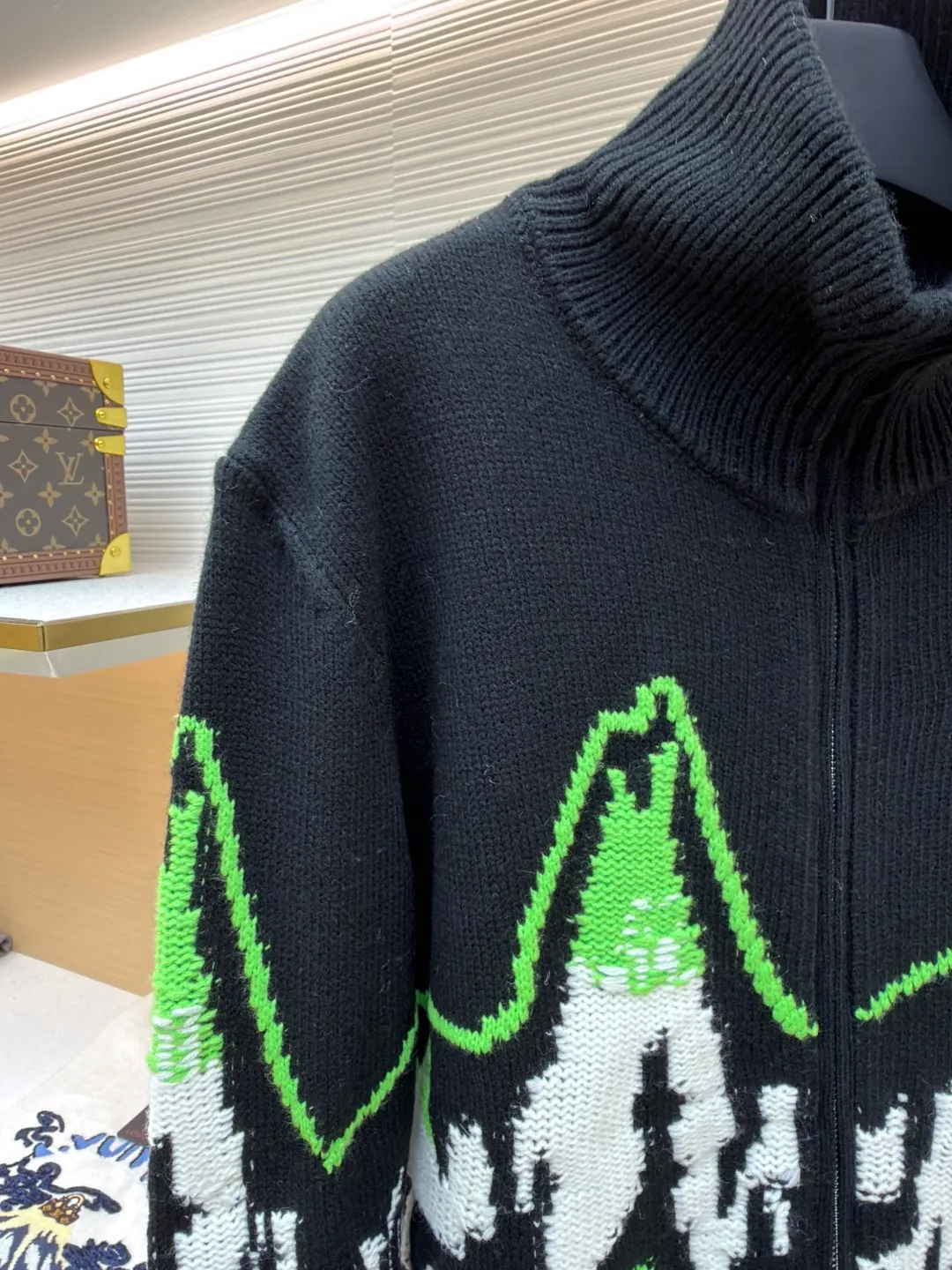 Gucci ski-embellished mountain view intarsia wool knitted jacket ●Original version: purchased and developed by 30686 ●Item number: 1681937-C65 ●Fabric: wool blended fabric ●Technology: knitted intarsia production ●Color: black, green and white ●Version: fitted version ●Weight: about 875 grams ●Size: S-M-L-XL ●Description: This Gucci snow mountain knitted cardigan uses 7-needle high-density jacquard technology and is formed by imported intelligent computerized wool looms. The main body is made of custom-dyed refined cotton blended yarn, which has been twisted and spliced ​​to have both a crisp texture and soft and skin-friendly properties. The yarn has been treated with the Basulan process in advance, which has a high degree of color restoration and is not easy to fade. The "snow mountain" pattern on the body adopts double-layer intarsia technology, and the three colors of black, white and fluorescent green are accurately interwoven through the German heavy industry jacquard machine. The pattern outline is clear and the texture is distinct. The placket is equipped with a customized metal zipper, and the bottom of the zipper is reinforced with 14-needle flat knitting; the collar, cuffs, and hem are ribbed with the same material, which has long-lasting elasticity and is not easily deformed. The finished product needs to be manually stitched and tightened, and the details are manually highlighted, and then washed and shaped with customized lotion to finally achieve the dual restoration of pattern and texture. The overall wiring is straight and delicate, the fabric is comfortable and soft, and the color is consistent without color difference. It can be matched with the same style to create a fashionable look and control various occasions. Customized accessories, complete with three standards, same style for men and women!