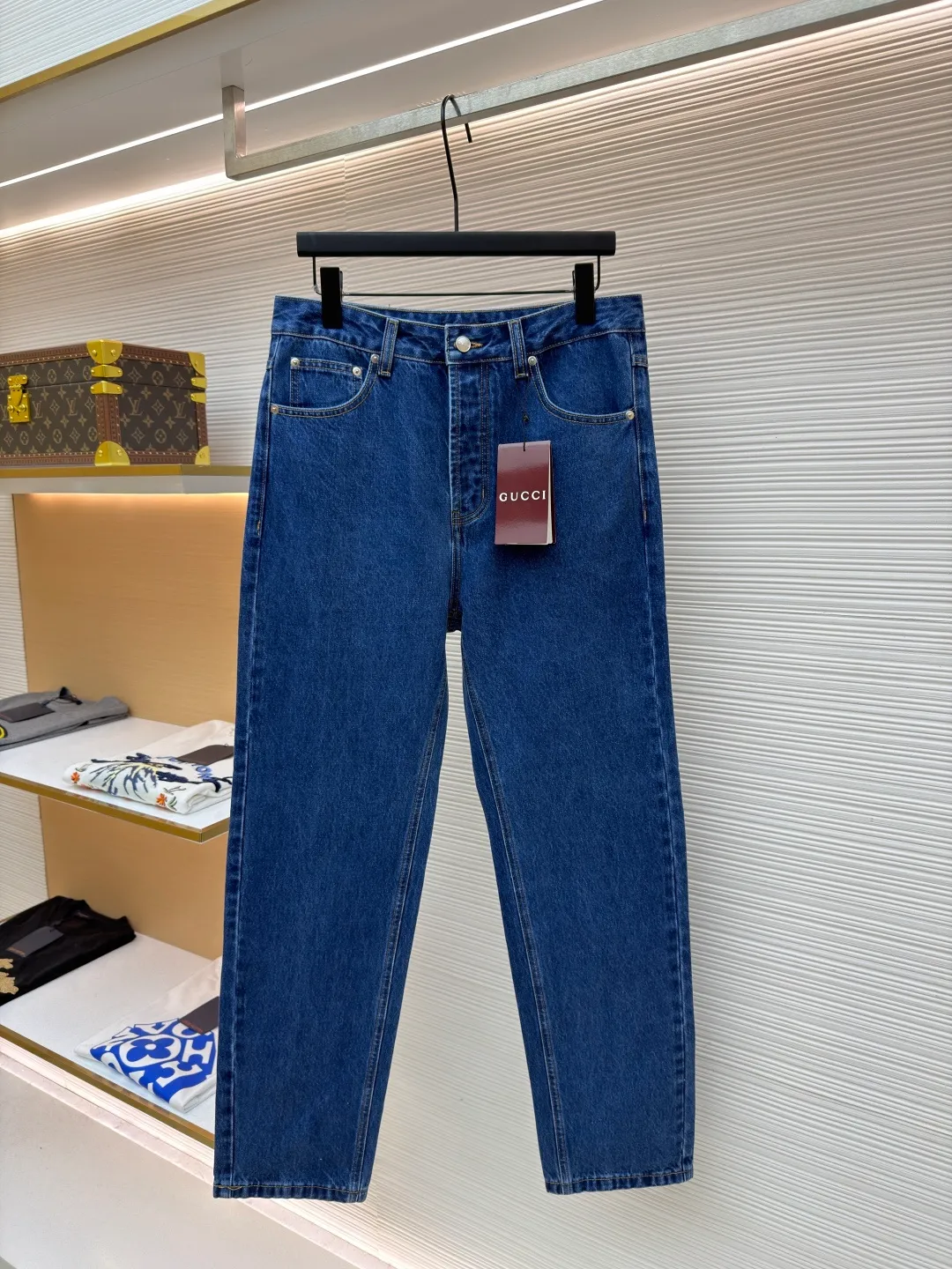 Gucci horsebit cotton jeans ●Item number: 1682553-B25 ●Material: denim fabric ●Technology: washed production ●Color: blue ●Version: fitted version ●Weight: about 715 grams ●Size: 30-31-32-33-34-36 ●Description: This GUCCI classic blue denim trousers is made of high-weight denim denim fabric. After pre-washing, it feels soft and retains the stiffness of the fabric. It is not easy to deform and fade. The classic denim blue color is versatile and full of retro texture. The trousers adopt a classic five-pocket structure design. The placket has custom-made metal buttons and zippers with thick texture. The trousers at the waist are evenly distributed and can be matched with different belts. The overall shape is a straight and loose silhouette, neatly cut to fit the body shape, the trouser hems are exquisitely hemmed, the stitching is straight and fine, the tag-less design is more simple, the customized accessories and brand logo details are complete, and the craftsmanship shows the level of luxury. It is suitable for daily outings, casual commuting and other scenarios. It is the core item for creating casual retro wear. The overall wiring is straight and delicate, the fabric is comfortable and soft, and the color is consistent without color difference. It can be matched with the same style to create a fashionable look and control various occasions. Customized accessories, complete with three standards, same style for men and women!