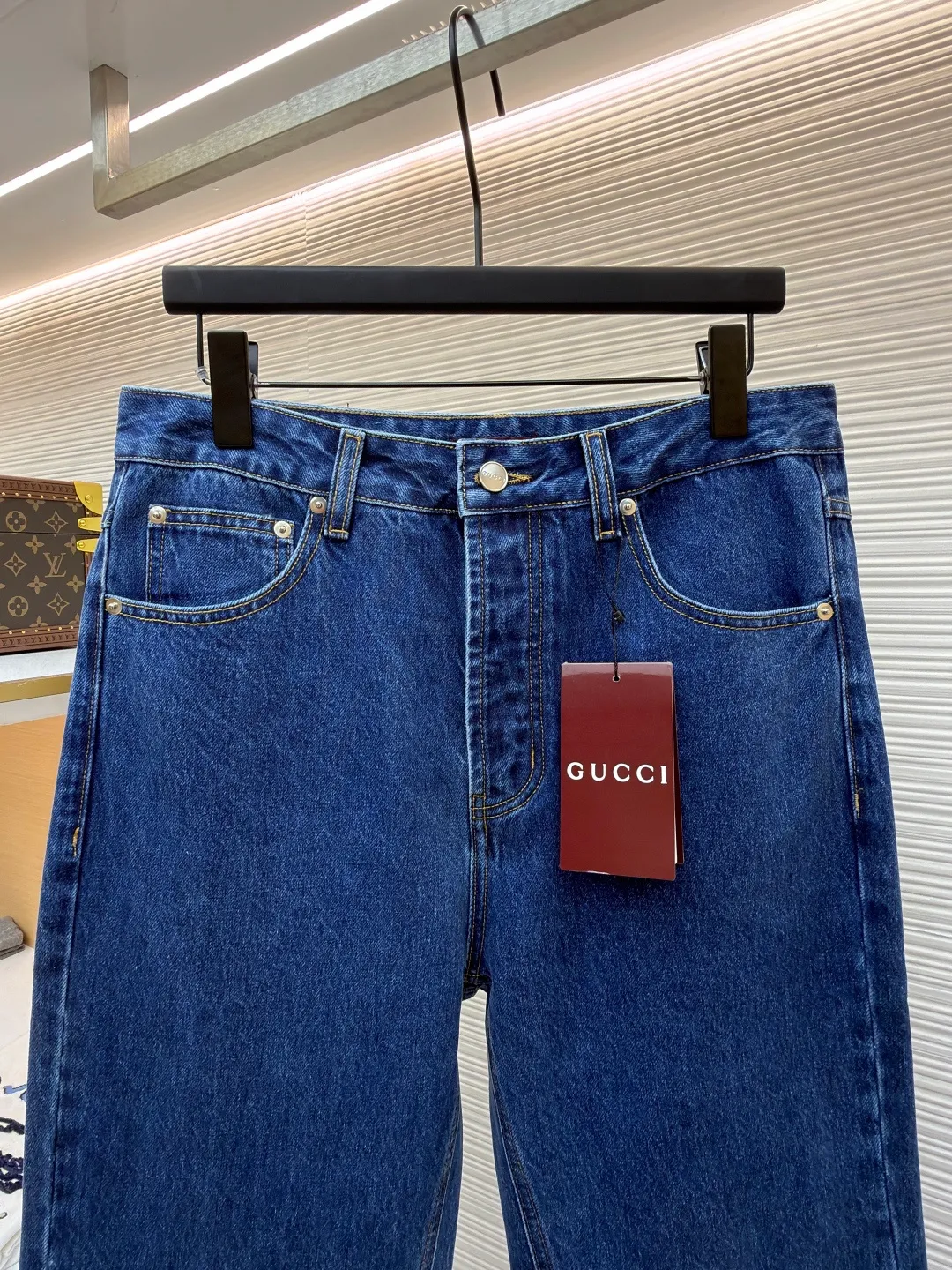 Gucci horsebit cotton jeans ●Item number: 1682553-B25 ●Material: denim fabric ●Technology: washed production ●Color: blue ●Version: fitted version ●Weight: about 715 grams ●Size: 30-31-32-33-34-36 ●Description: This GUCCI classic blue denim trousers is made of high-weight denim denim fabric. After pre-washing, it feels soft and retains the stiffness of the fabric. It is not easy to deform and fade. The classic denim blue color is versatile and full of retro texture. The trousers adopt a classic five-pocket structure design. The placket has custom-made metal buttons and zippers with thick texture. The trousers at the waist are evenly distributed and can be matched with different belts. The overall shape is a straight and loose silhouette, neatly cut to fit the body shape, the trouser hems are exquisitely hemmed, the stitching is straight and fine, the tag-less design is more simple, the customized accessories and brand logo details are complete, and the craftsmanship shows the level of luxury. It is suitable for daily outings, casual commuting and other scenarios. It is the core item for creating casual retro wear. The overall wiring is straight and delicate, the fabric is comfortable and soft, and the color is consistent without color difference. It can be matched with the same style to create a fashionable look and control various occasions. Customized accessories, complete with three standards, same style for men and women!
