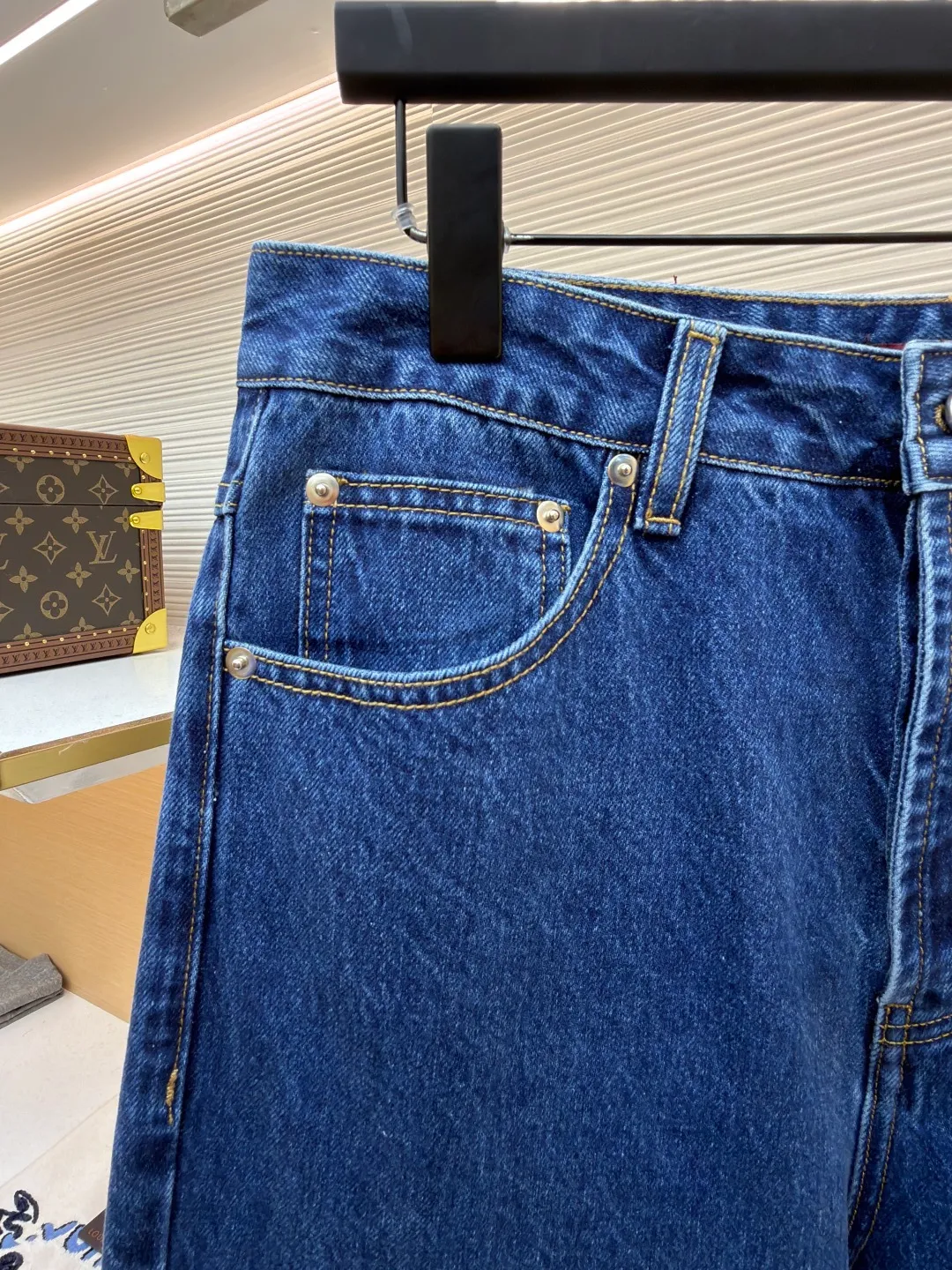 Gucci horsebit cotton jeans ●Item number: 1682553-B25 ●Material: denim fabric ●Technology: washed production ●Color: blue ●Version: fitted version ●Weight: about 715 grams ●Size: 30-31-32-33-34-36 ●Description: This GUCCI classic blue denim trousers is made of high-weight denim denim fabric. After pre-washing, it feels soft and retains the stiffness of the fabric. It is not easy to deform and fade. The classic denim blue color is versatile and full of retro texture. The trousers adopt a classic five-pocket structure design. The placket has custom-made metal buttons and zippers with thick texture. The trousers at the waist are evenly distributed and can be matched with different belts. The overall shape is a straight and loose silhouette, neatly cut to fit the body shape, the trouser hems are exquisitely hemmed, the stitching is straight and fine, the tag-less design is more simple, the customized accessories and brand logo details are complete, and the craftsmanship shows the level of luxury. It is suitable for daily outings, casual commuting and other scenarios. It is the core item for creating casual retro wear. The overall wiring is straight and delicate, the fabric is comfortable and soft, and the color is consistent without color difference. It can be matched with the same style to create a fashionable look and control various occasions. Customized accessories, complete with three standards, same style for men and women!