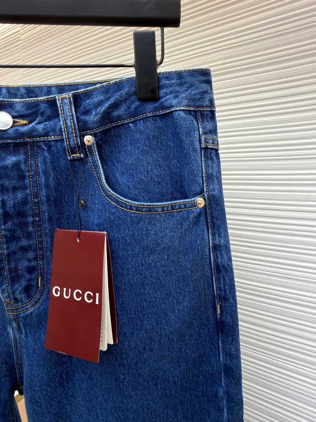 Gucci horsebit cotton jeans ●Item number: 1682553-B25 ●Material: denim fabric ●Technology: washed production ●Color: blue ●Version: fitted version ●Weight: about 715 grams ●Size: 30-31-32-33-34-36 ●Description: This GUCCI classic blue denim trousers is made of high-weight denim denim fabric. After pre-washing, it feels soft and retains the stiffness of the fabric. It is not easy to deform and fade. The classic denim blue color is versatile and full of retro texture. The trousers adopt a classic five-pocket structure design. The placket has custom-made metal buttons and zippers with thick texture. The trousers at the waist are evenly distributed and can be matched with different belts. The overall shape is a straight and loose silhouette, neatly cut to fit the body shape, the trouser hems are exquisitely hemmed, the stitching is straight and fine, the tag-less design is more simple, the customized accessories and brand logo details are complete, and the craftsmanship shows the level of luxury. It is suitable for daily outings, casual commuting and other scenarios. It is the core item for creating casual retro wear. The overall wiring is straight and delicate, the fabric is comfortable and soft, and the color is consistent without color difference. It can be matched with the same style to create a fashionable look and control various occasions. Customized accessories, complete with three standards, same style for men and women!