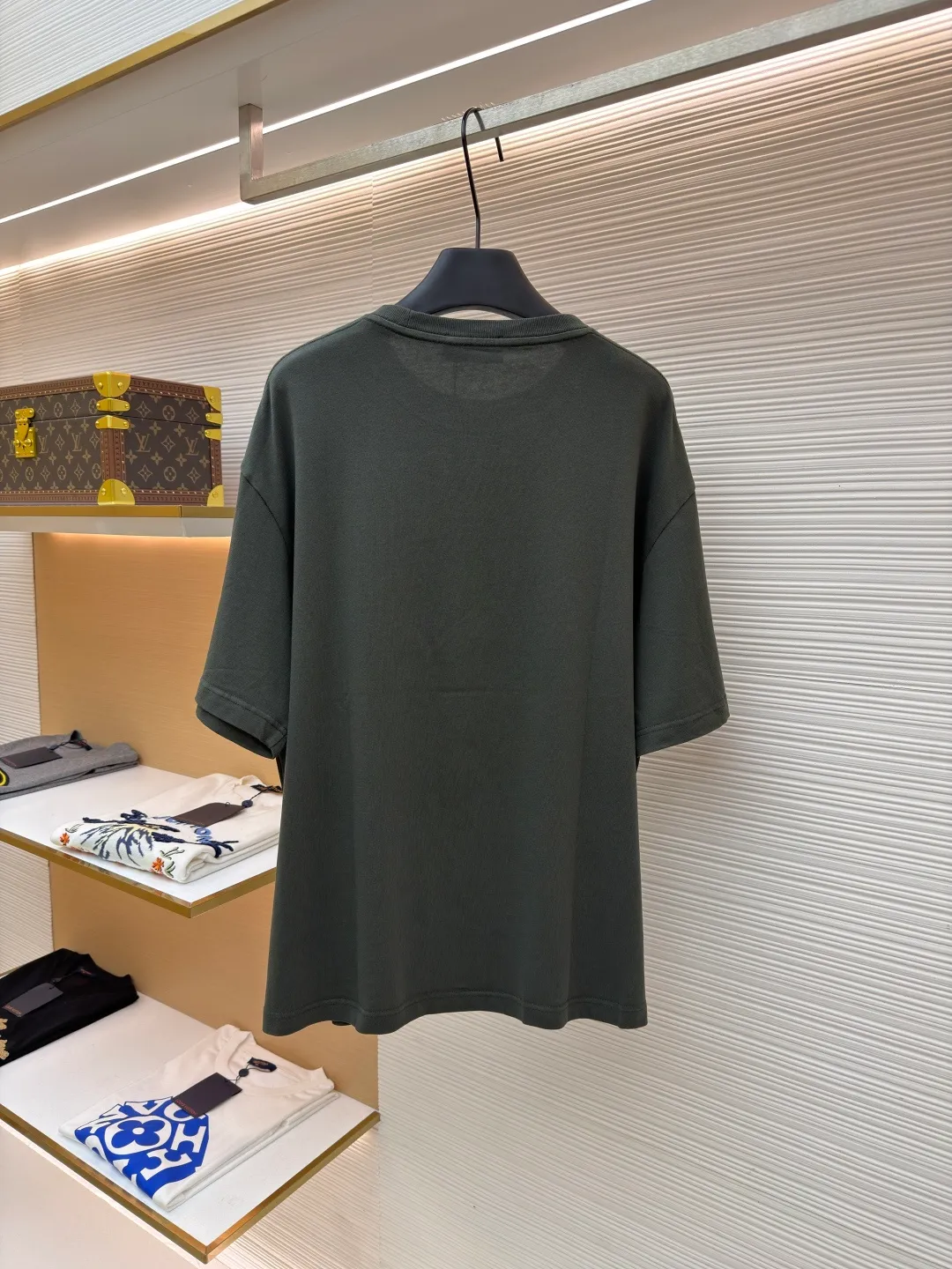 Gucci logo embroidered short sleeves ●Original version: Purchased and developed for 5700 ●Item number: 1682383-X95 ●Material: silk cotton fabric ●Technology: patch embroidery production ●Color: green ●Version: fitted version ●Weight: about 270 grams ●Size: S-M-L-XL ●Description: Custom-dyed elegant charcoal dark gray silk cotton, soft and delicate, comfortable and skin-friendly, with a calm charcoal dark gray tone as the foundation Like the deepest secret under the night sky, the eye-catching GUCCI words on the chest are embellished, like the imprint of the brand spirit, revealing an indescribable sense of high-end, restrained beauty, and unlimited wear. Adopting imported machine appliqué embroidery technology, advanced computer control systems and precision mechanical components are used to achieve Gucci appliqué embroidery operations, presenting an embroidery effect with both clarity and three-dimensionality. The fabrics have been washed to give them a better feel and texture. They are not easy to deform, shrink or fade, and maintain their long-lasting beauty. The overall wiring is straight and delicate, the fabric is comfortable and soft, and the color is consistent without color difference. It can be matched with the same style to create a fashionable look and control various occasions. Customized accessories, complete with three standards, same style for men and women!