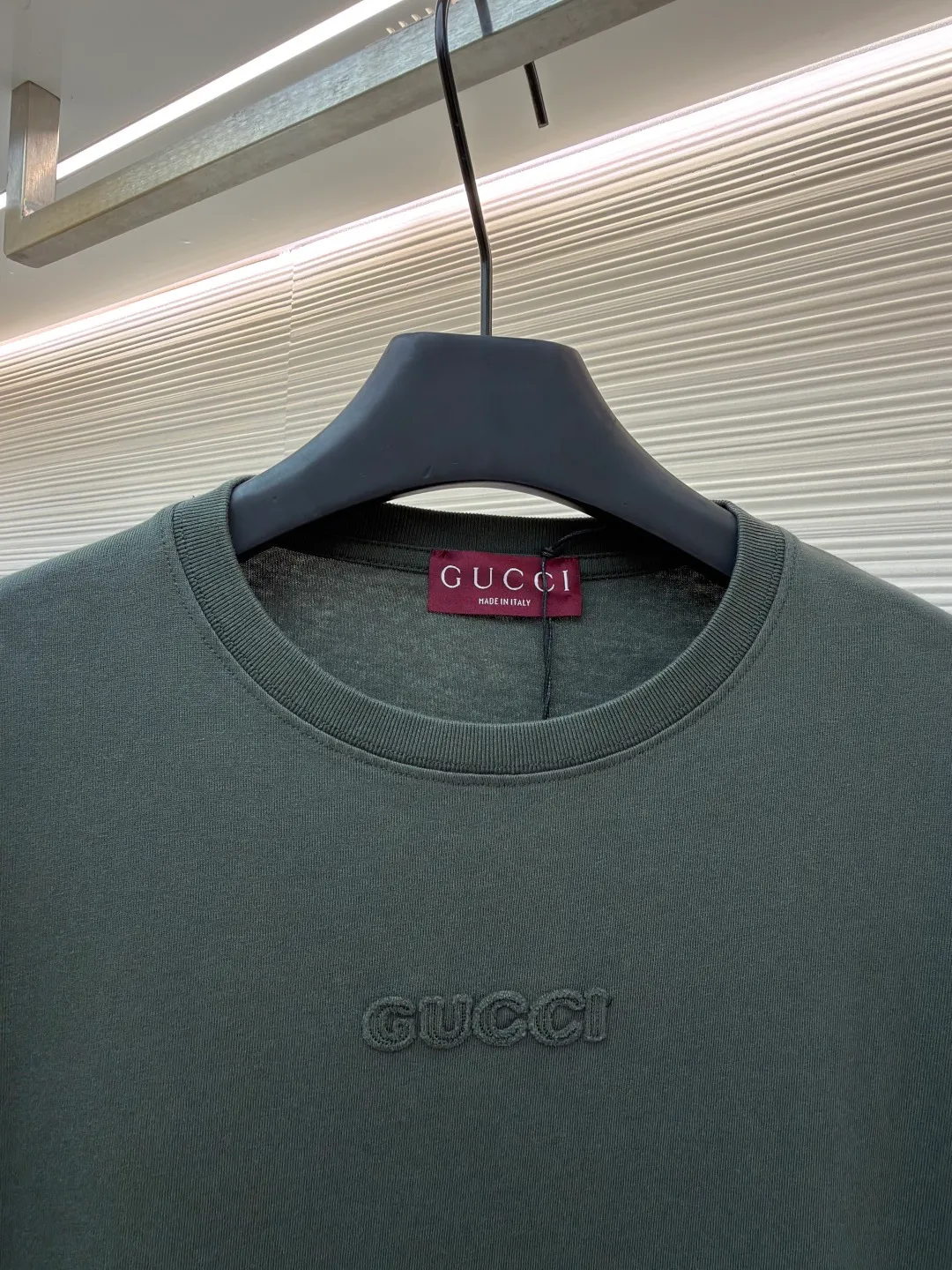 Gucci logo embroidered short sleeves ●Original version: Purchased and developed for 5700 ●Item number: 1682383-X95 ●Material: silk cotton fabric ●Technology: patch embroidery production ●Color: green ●Version: fitted version ●Weight: about 270 grams ●Size: S-M-L-XL ●Description: Custom-dyed elegant charcoal dark gray silk cotton, soft and delicate, comfortable and skin-friendly, with a calm charcoal dark gray tone as the foundation Like the deepest secret under the night sky, the eye-catching GUCCI words on the chest are embellished, like the imprint of the brand spirit, revealing an indescribable sense of high-end, restrained beauty, and unlimited wear. Adopting imported machine appliqué embroidery technology, advanced computer control systems and precision mechanical components are used to achieve Gucci appliqué embroidery operations, presenting an embroidery effect with both clarity and three-dimensionality. The fabrics have been washed to give them a better feel and texture. They are not easy to deform, shrink or fade, and maintain their long-lasting beauty. The overall wiring is straight and delicate, the fabric is comfortable and soft, and the color is consistent without color difference. It can be matched with the same style to create a fashionable look and control various occasions. Customized accessories, complete with three standards, same style for men and women!