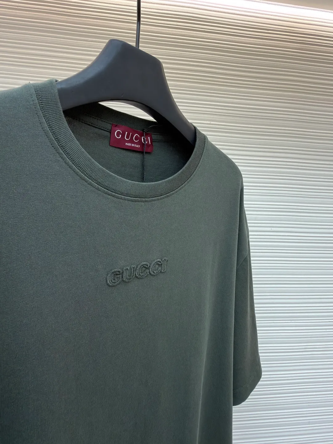 Gucci logo embroidered short sleeves ●Original version: Purchased and developed for 5700 ●Item number: 1682383-X95 ●Material: silk cotton fabric ●Technology: patch embroidery production ●Color: green ●Version: fitted version ●Weight: about 270 grams ●Size: S-M-L-XL ●Description: Custom-dyed elegant charcoal dark gray silk cotton, soft and delicate, comfortable and skin-friendly, with a calm charcoal dark gray tone as the foundation Like the deepest secret under the night sky, the eye-catching GUCCI words on the chest are embellished, like the imprint of the brand spirit, revealing an indescribable sense of high-end, restrained beauty, and unlimited wear. Adopting imported machine appliqué embroidery technology, advanced computer control systems and precision mechanical components are used to achieve Gucci appliqué embroidery operations, presenting an embroidery effect with both clarity and three-dimensionality. The fabrics have been washed to give them a better feel and texture. They are not easy to deform, shrink or fade, and maintain their long-lasting beauty. The overall wiring is straight and delicate, the fabric is comfortable and soft, and the color is consistent without color difference. It can be matched with the same style to create a fashionable look and control various occasions. Customized accessories, complete with three standards, same style for men and women!