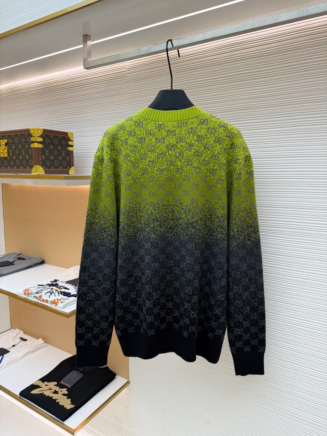 Gucci gradient jacquard knitted sweater ●Original version: Purchased and developed by 27139 ●Item number: 1681332-B40 ●Fabric: wool blended fabric ●Technology: knitted production ●Color: yellow, green and black gradient ●Version: fitted version ●Weight: about 545 grams ●Size: S-M-L-XL ●Description: Made of high-end blended wool fabric, soft and delicate to the touch, warm to wear and with excellent skin-friendliness and extensibility, ensuring the texture and comfort of the sweater; the neckline adopts a classic round-neck design, which is simple and elegant, and fits the neck line, making it both neat and sophisticated; the body of the garment The gradient color is matched with the double G logo printed all over, and the design is unique and eye-catching. It combines retro and trendy styles to fully demonstrate the brand recognition; the overall style is casual and versatile, suitable for a variety of dressing scenes, and can be easily controlled by different body shapes; the knitting technology is exquisite, the texture is clear and even, and the pattern weaving is fine and firm. The overall wiring is straight and delicate, the fabric is comfortable and soft, and the color is consistent without color difference. It can be matched with the same style to create a fashionable look and control various occasions. Customized accessories, complete with three standards, same style for men and women!
