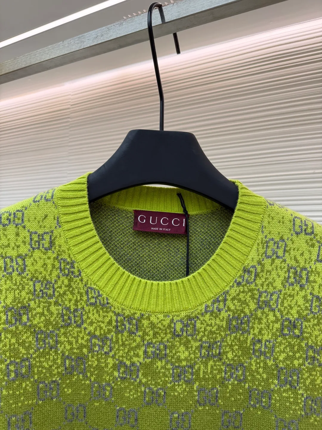 Gucci gradient jacquard knitted sweater ●Original version: Purchased and developed by 27139 ●Item number: 1681332-B40 ●Fabric: wool blended fabric ●Technology: knitted production ●Color: yellow, green and black gradient ●Version: fitted version ●Weight: about 545 grams ●Size: S-M-L-XL ●Description: Made of high-end blended wool fabric, soft and delicate to the touch, warm to wear and with excellent skin-friendliness and extensibility, ensuring the texture and comfort of the sweater; the neckline adopts a classic round-neck design, which is simple and elegant, and fits the neck line, making it both neat and sophisticated; the body of the garment The gradient color is matched with the double G logo printed all over, and the design is unique and eye-catching. It combines retro and trendy styles to fully demonstrate the brand recognition; the overall style is casual and versatile, suitable for a variety of dressing scenes, and can be easily controlled by different body shapes; the knitting technology is exquisite, the texture is clear and even, and the pattern weaving is fine and firm. The overall wiring is straight and delicate, the fabric is comfortable and soft, and the color is consistent without color difference. It can be matched with the same style to create a fashionable look and control various occasions. Customized accessories, complete with three standards, same style for men and women!