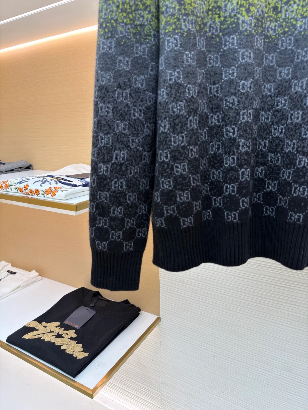 Gucci gradient jacquard knitted sweater ●Original version: Purchased and developed by 27139 ●Item number: 1681332-B40 ●Fabric: wool blended fabric ●Technology: knitted production ●Color: yellow, green and black gradient ●Version: fitted version ●Weight: about 545 grams ●Size: S-M-L-XL ●Description: Made of high-end blended wool fabric, soft and delicate to the touch, warm to wear and with excellent skin-friendliness and extensibility, ensuring the texture and comfort of the sweater; the neckline adopts a classic round-neck design, which is simple and elegant, and fits the neck line, making it both neat and sophisticated; the body of the garment The gradient color is matched with the double G logo printed all over, and the design is unique and eye-catching. It combines retro and trendy styles to fully demonstrate the brand recognition; the overall style is casual and versatile, suitable for a variety of dressing scenes, and can be easily controlled by different body shapes; the knitting technology is exquisite, the texture is clear and even, and the pattern weaving is fine and firm. The overall wiring is straight and delicate, the fabric is comfortable and soft, and the color is consistent without color difference. It can be matched with the same style to create a fashionable look and control various occasions. Customized accessories, complete with three standards, same style for men and women!