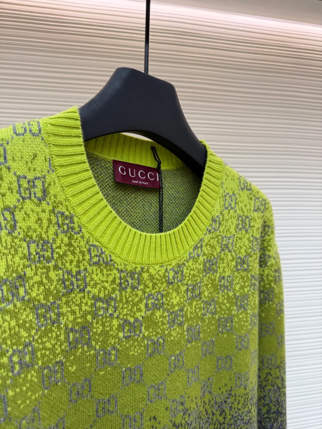 Gucci gradient jacquard knitted sweater ●Original version: Purchased and developed by 27139 ●Item number: 1681332-B40 ●Fabric: wool blended fabric ●Technology: knitted production ●Color: yellow, green and black gradient ●Version: fitted version ●Weight: about 545 grams ●Size: S-M-L-XL ●Description: Made of high-end blended wool fabric, soft and delicate to the touch, warm to wear and with excellent skin-friendliness and extensibility, ensuring the texture and comfort of the sweater; the neckline adopts a classic round-neck design, which is simple and elegant, and fits the neck line, making it both neat and sophisticated; the body of the garment The gradient color is matched with the double G logo printed all over, and the design is unique and eye-catching. It combines retro and trendy styles to fully demonstrate the brand recognition; the overall style is casual and versatile, suitable for a variety of dressing scenes, and can be easily controlled by different body shapes; the knitting technology is exquisite, the texture is clear and even, and the pattern weaving is fine and firm. The overall wiring is straight and delicate, the fabric is comfortable and soft, and the color is consistent without color difference. It can be matched with the same style to create a fashionable look and control various occasions. Customized accessories, complete with three standards, same style for men and women!