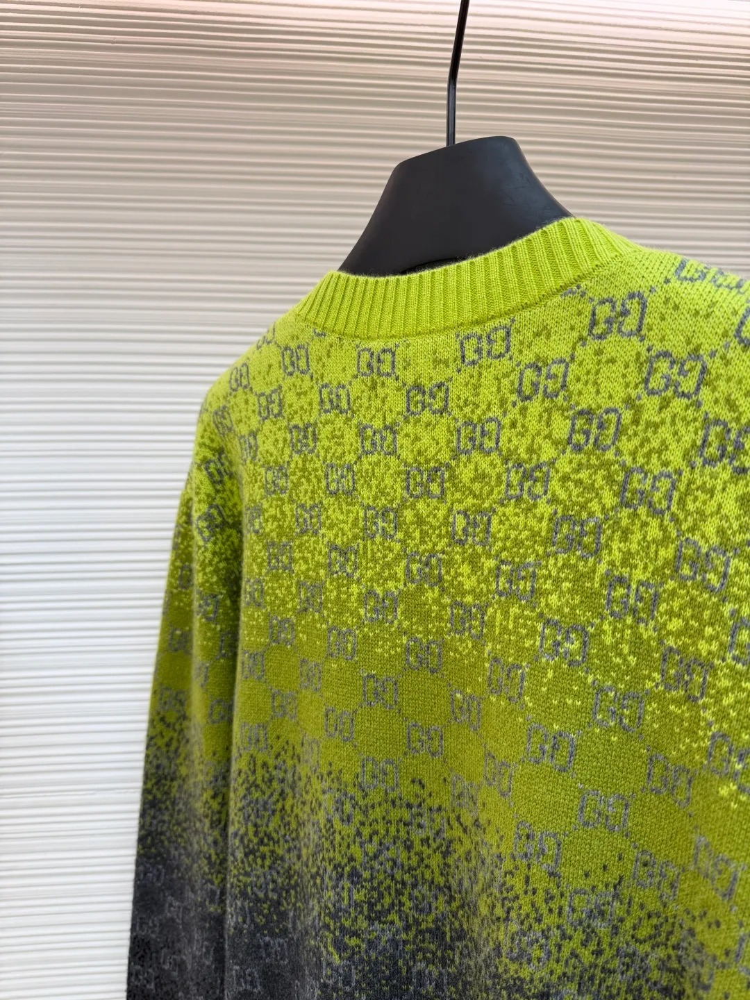 Gucci gradient jacquard knitted sweater ●Original version: Purchased and developed by 27139 ●Item number: 1681332-B40 ●Fabric: wool blended fabric ●Technology: knitted production ●Color: yellow, green and black gradient ●Version: fitted version ●Weight: about 545 grams ●Size: S-M-L-XL ●Description: Made of high-end blended wool fabric, soft and delicate to the touch, warm to wear and with excellent skin-friendliness and extensibility, ensuring the texture and comfort of the sweater; the neckline adopts a classic round-neck design, which is simple and elegant, and fits the neck line, making it both neat and sophisticated; the body of the garment The gradient color is matched with the double G logo printed all over, and the design is unique and eye-catching. It combines retro and trendy styles to fully demonstrate the brand recognition; the overall style is casual and versatile, suitable for a variety of dressing scenes, and can be easily controlled by different body shapes; the knitting technology is exquisite, the texture is clear and even, and the pattern weaving is fine and firm. The overall wiring is straight and delicate, the fabric is comfortable and soft, and the color is consistent without color difference. It can be matched with the same style to create a fashionable look and control various occasions. Customized accessories, complete with three standards, same style for men and women!